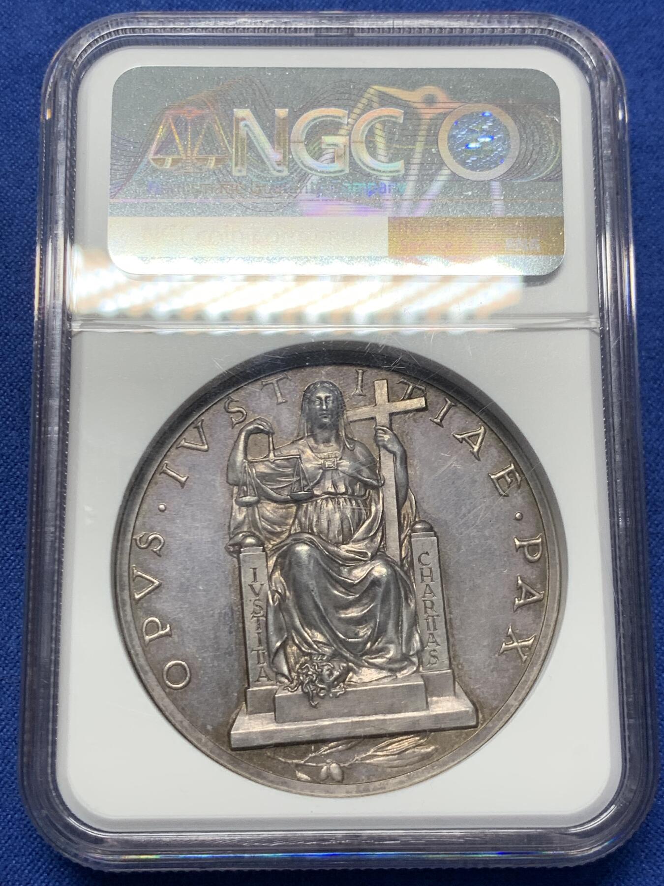 《竞宝斋》第418场 周日，周一，2场连拍 （全场包邮） NGC MS61 梵蒂冈 1940 教皇国 高浮雕 庇护十二世和平祈祷大银章 44mm 36.95g 加厚盒