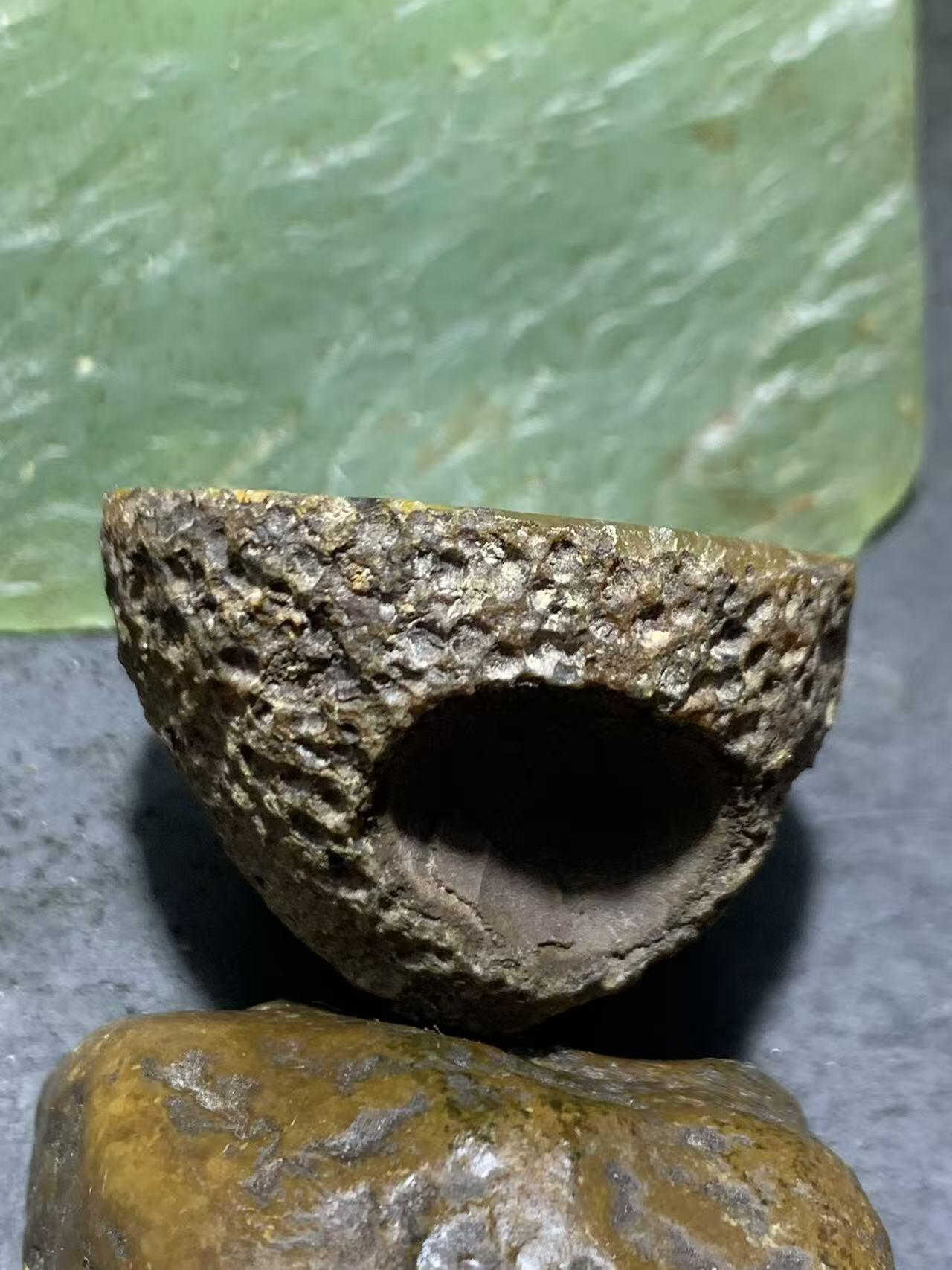 精美亚光原皮开窗料招财晶洞战国红玛瑙原石摆件（把件）一个，
