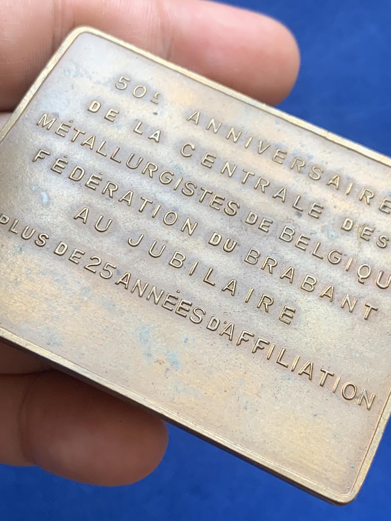 《竞宝斋》第418场 周日，周一，2场连拍 （全场包邮） 比利时新艺术-冶金学联合会成立50周年方型纪念铜章 65.4*49.4mm 94.8克