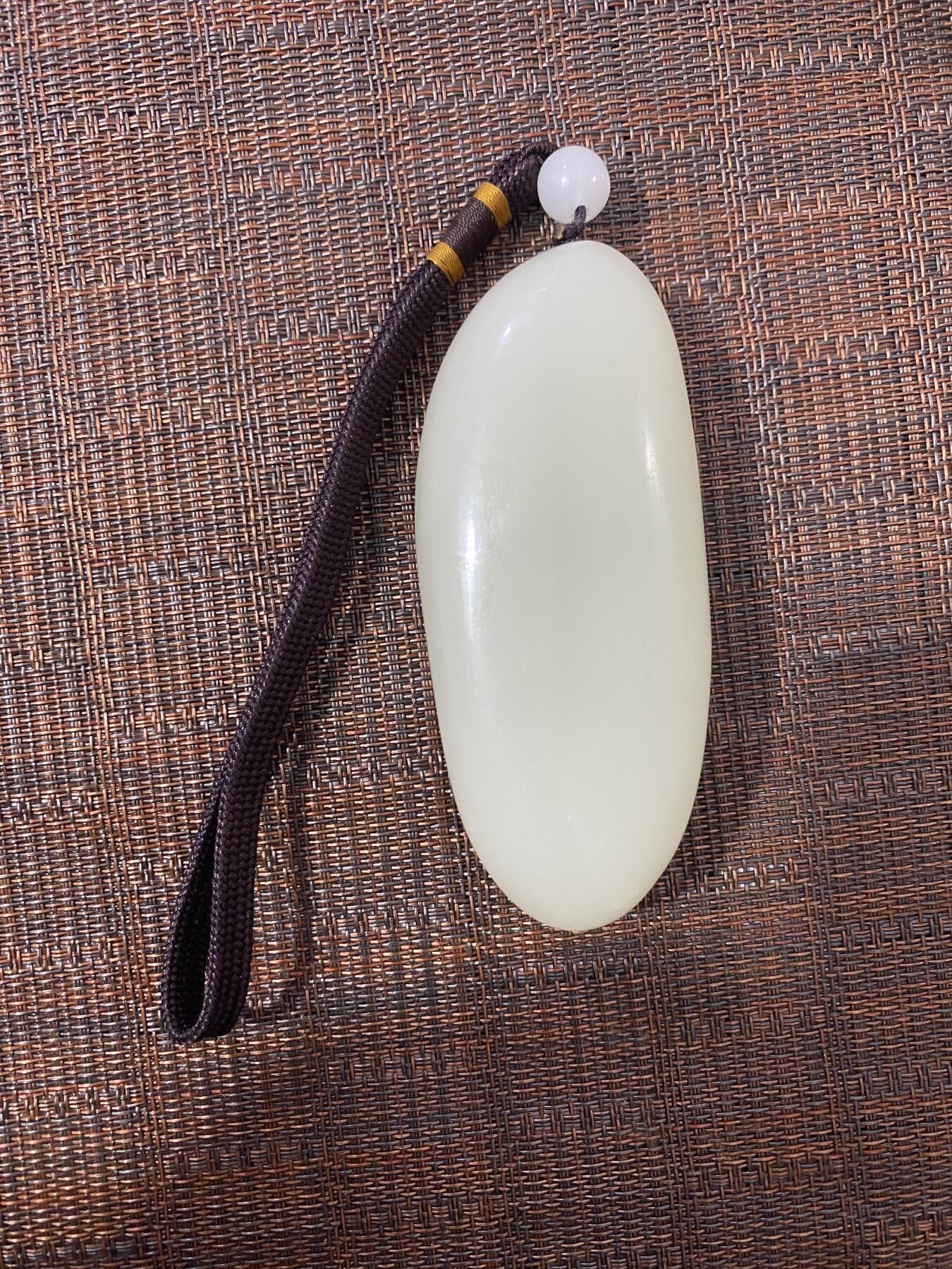江南站05场杂项 手把件一个，材质不清楚