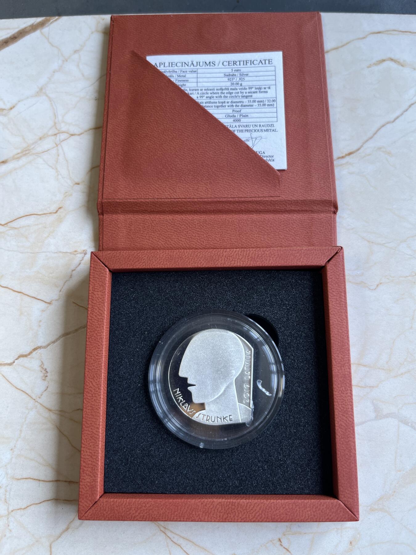 第175期拍卖【长期征集拍品】 拉脱维亚2019年斯特鲁克进入房间的人纪念银币，925银，22克，发行4000枚，有氧化点