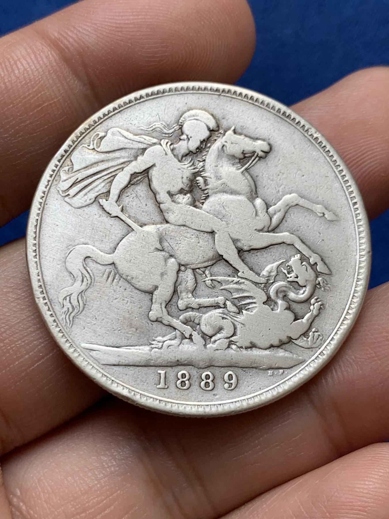 《竞宝斋》第418场 周日，周一，2场连拍 （全场包邮） 英国1889年维多利亚高冠马剑克朗银币