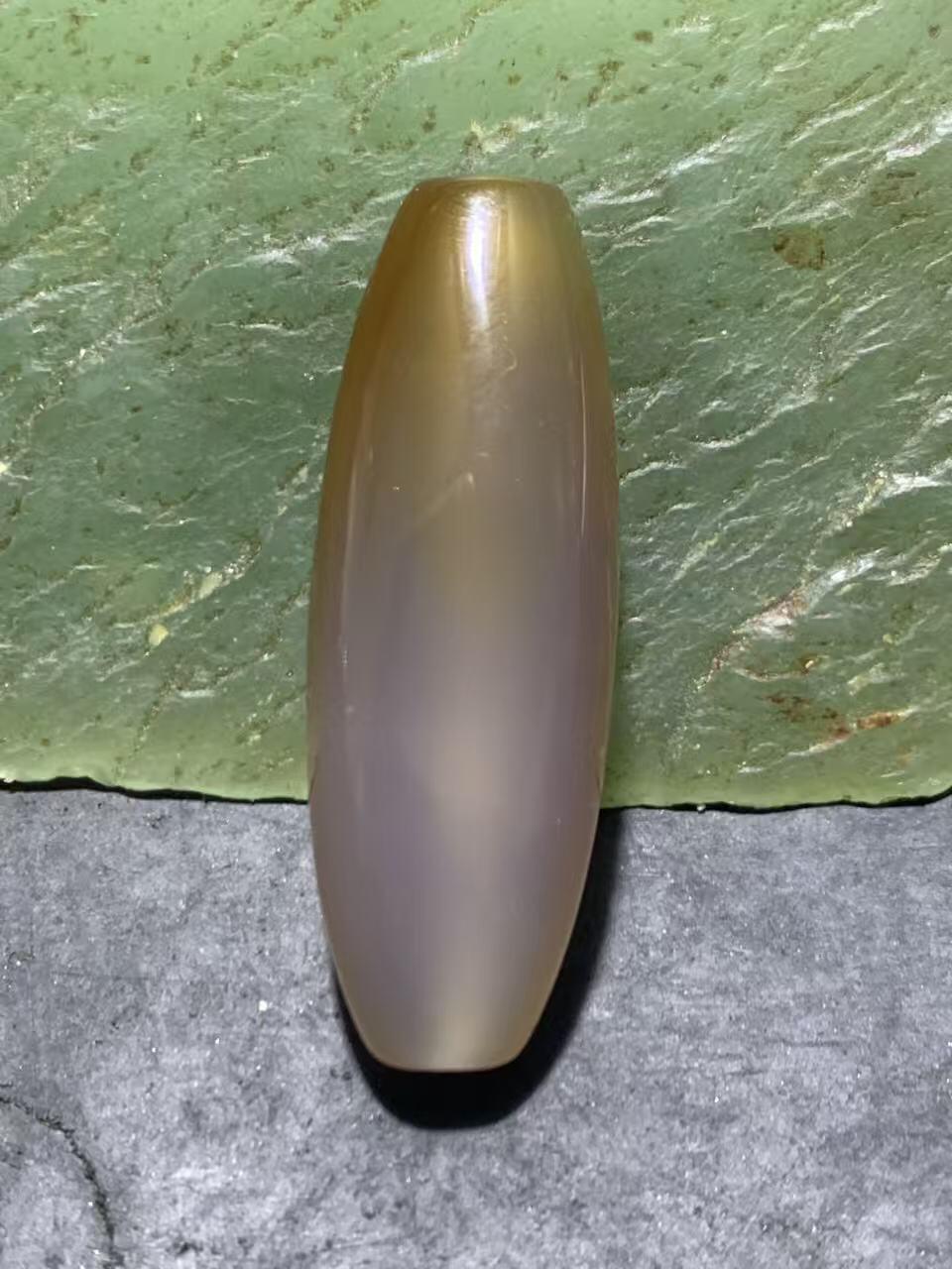 精美亚光高玉化巴西玛瑙手俏色巧雕鲤鱼随形桶珠一颗，