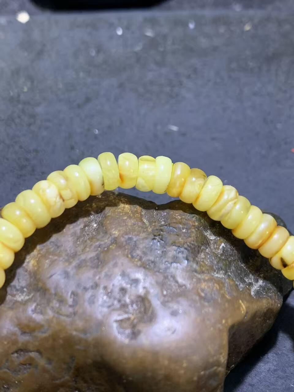 天然乌料蜜蜡隔片手串1条！。