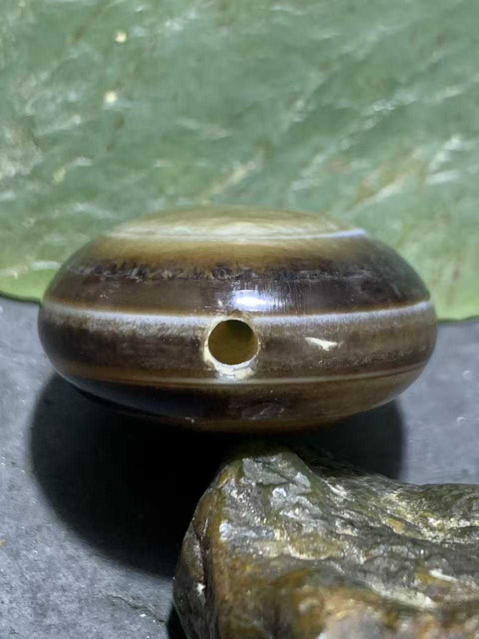 精品药师玛瑙手工雕刻蜗牛板珠（背云）一颗。寓意:扭转乾坤