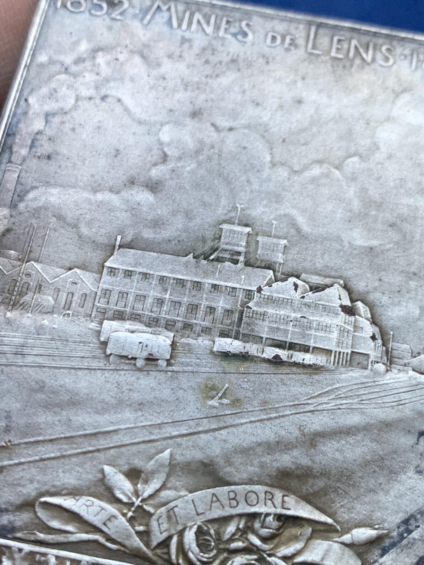 《竞宝斋》第419场 周日，周一，2场连拍 （全场包邮） 法国1899年新艺术纪念章 朗斯矿业公司定制镀银铜章 雕刻大师O.Roty作品 直径48*68mm 重76.4g 丰饶角铜标