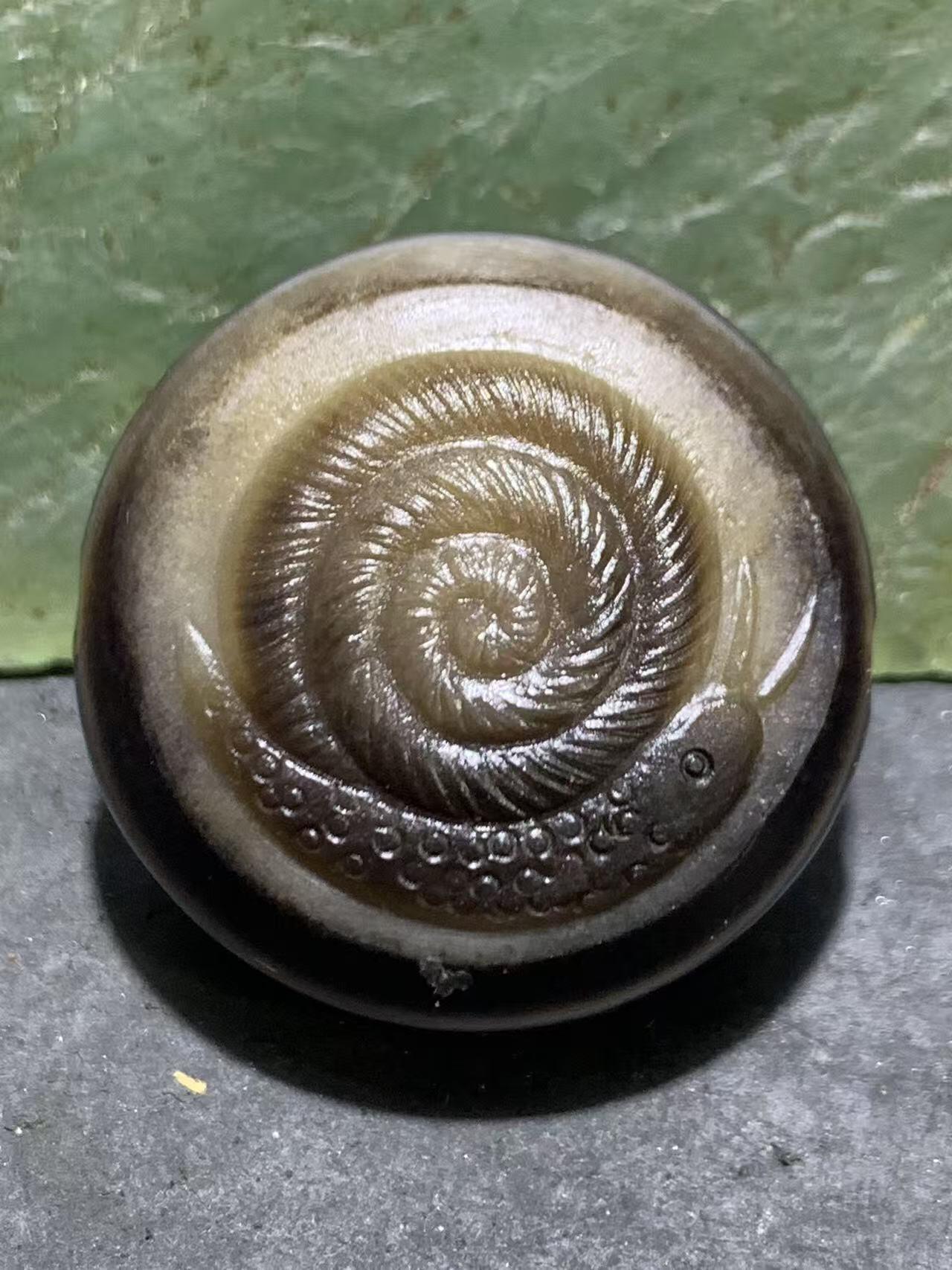 精品药师玛瑙手工雕刻蜗牛板珠（背云）一颗。寓意:扭转乾坤