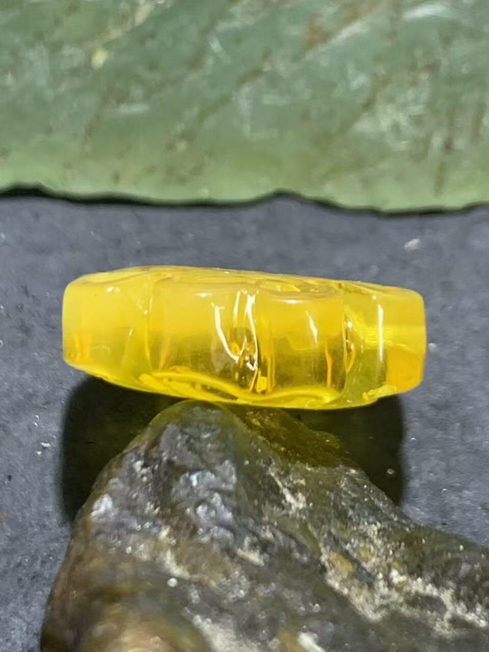 精美天然乌克兰原矿蜜蜡雕刻幸运四叶草背云（板珠，吊坠)一个。，