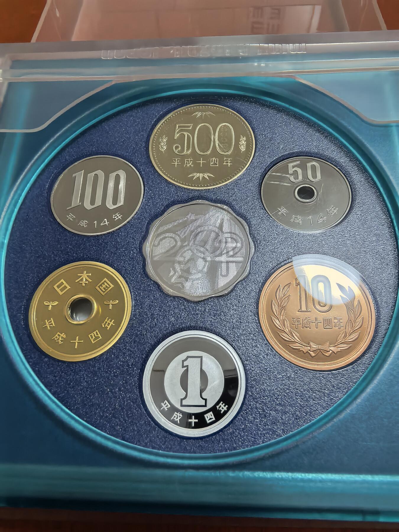长老汇蛇年精选第四十七场拍卖 2002日本科技系列之一6枚精制币套装小方盒，含银质梅花形银章1枚