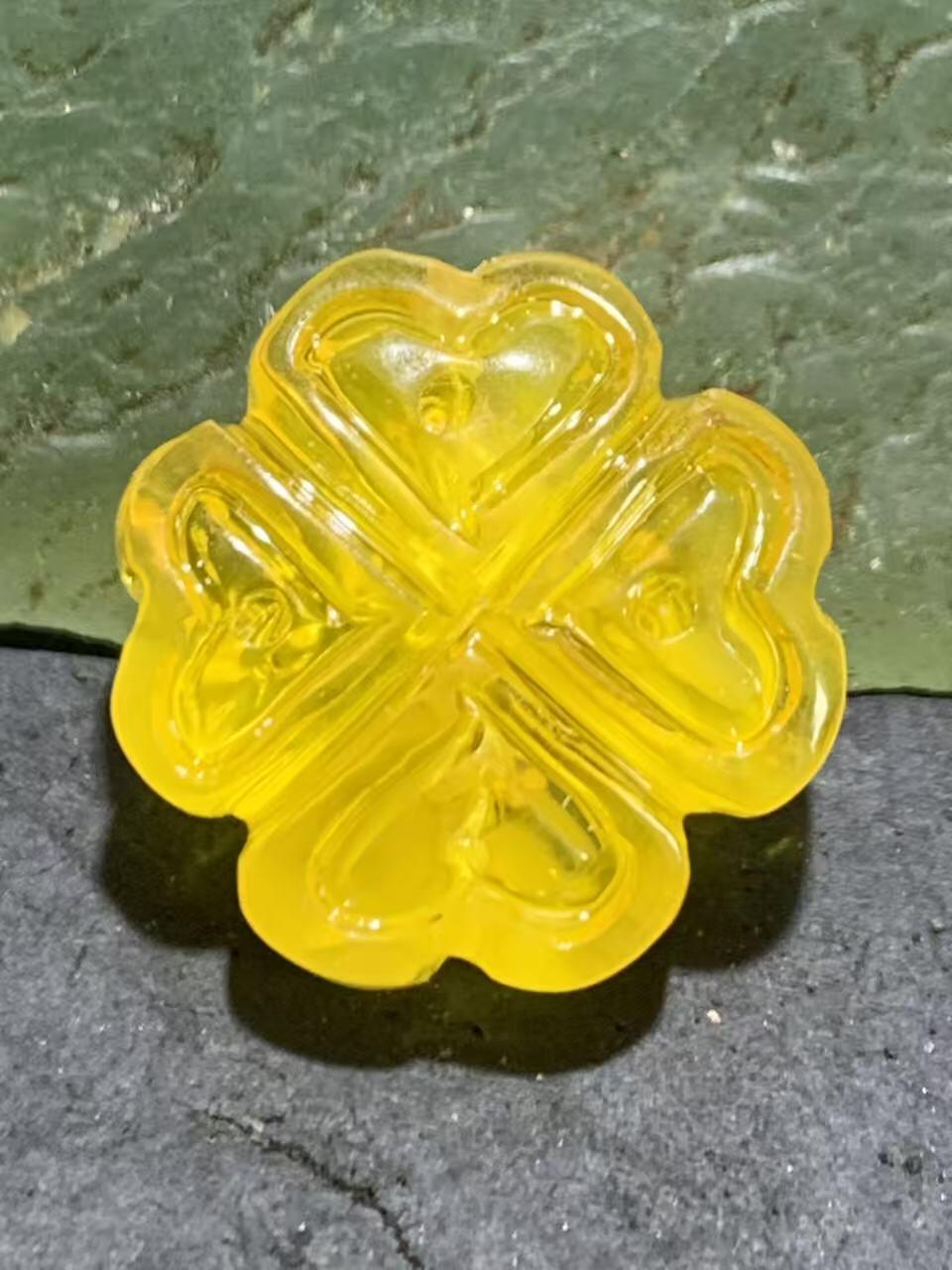 精美天然乌克兰原矿蜜蜡雕刻幸运四叶草背云（板珠，吊坠)一个。，
