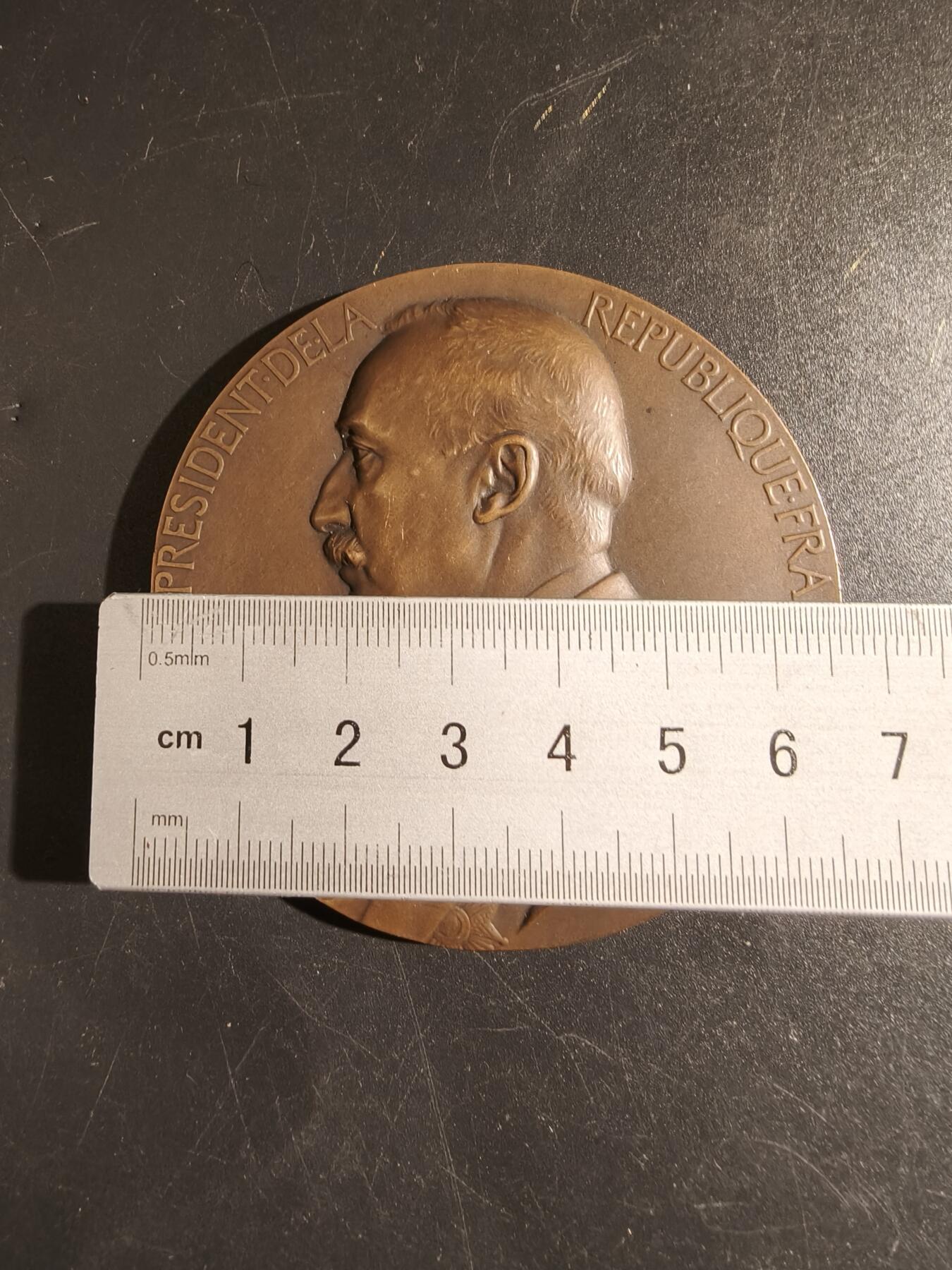 老王徽章第149期 法国1895年国民议会大铜章    大师夏普兰作品    直径68mm   重量123.9g