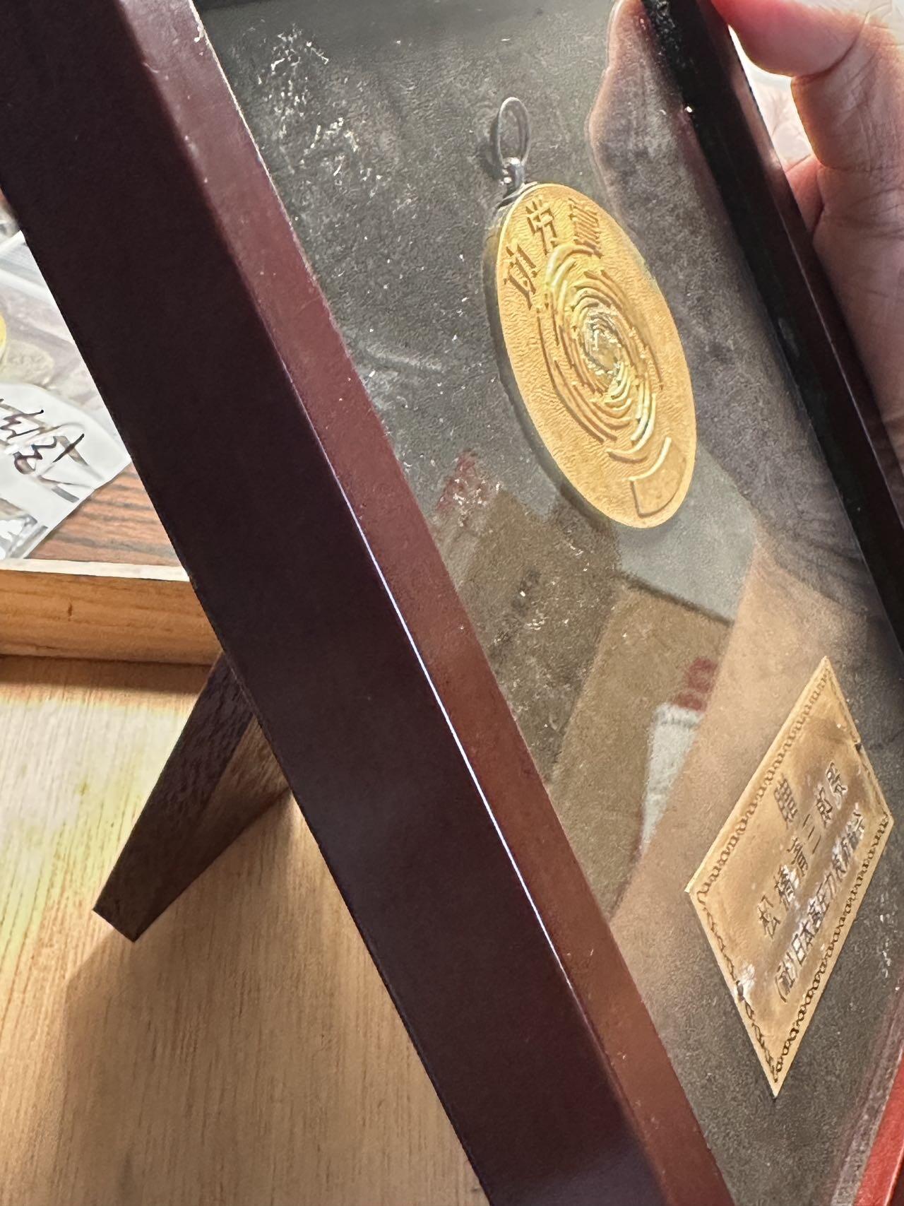 蒂克钱币-第40场 日本徽章 企业章自动拍 纯银镀金章 日本高压力技术学会 纯银 金张纪念章 88.7g