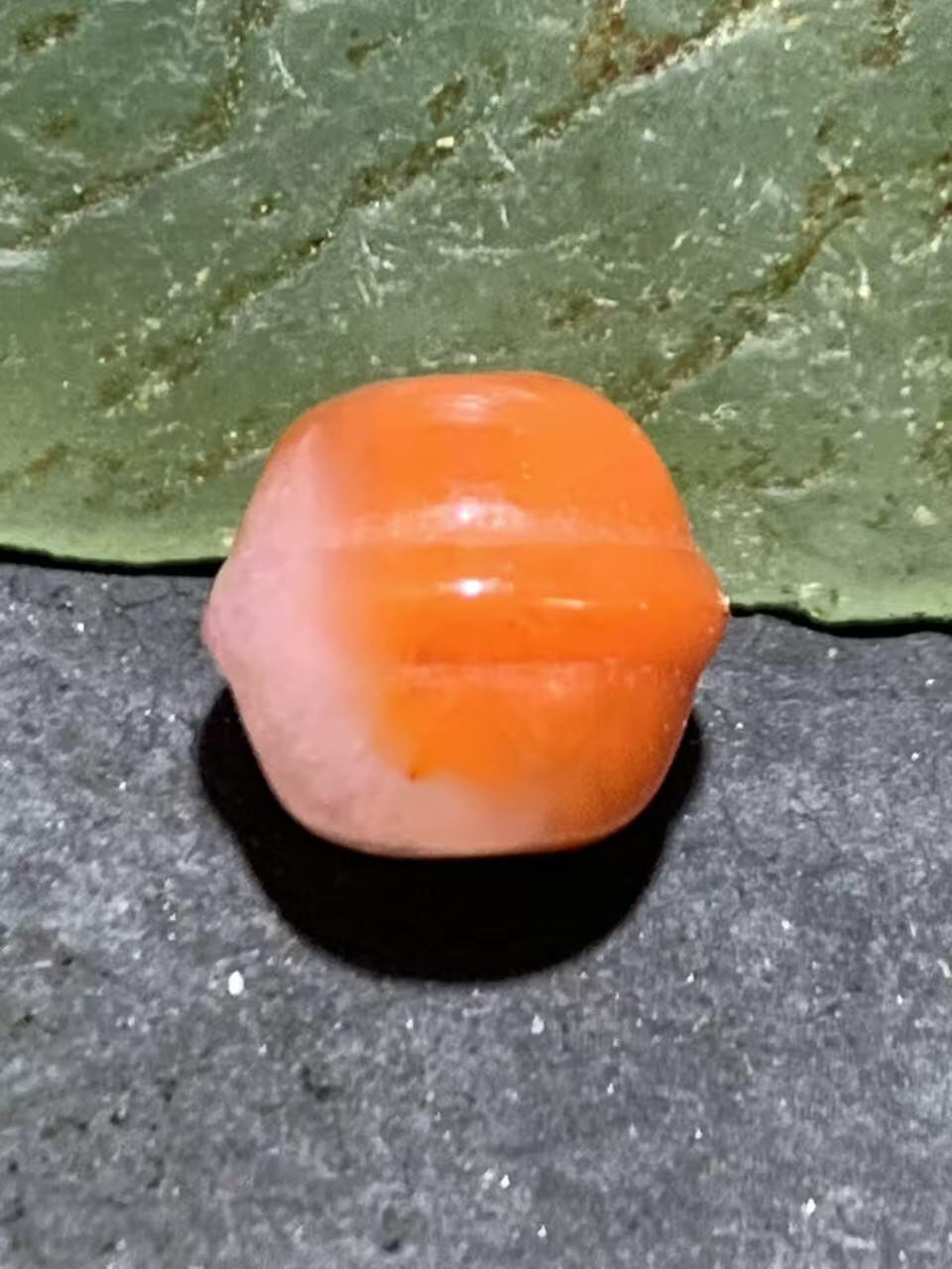 川料冰飘红白南红玛瑙小铃铛珠一个，