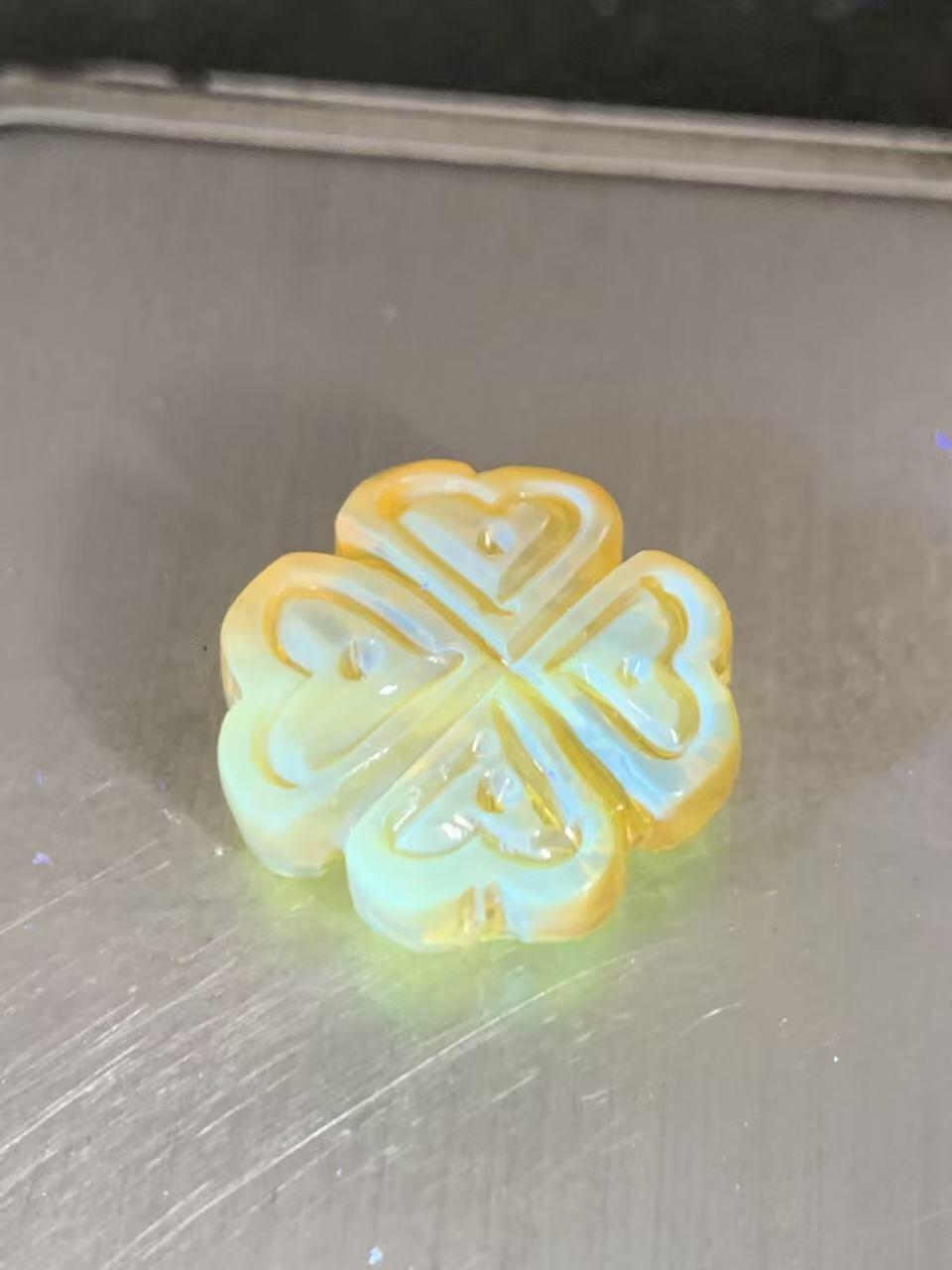 精美天然乌克兰原矿蜜蜡雕刻幸运四叶草背云（板珠，吊坠)一个。，