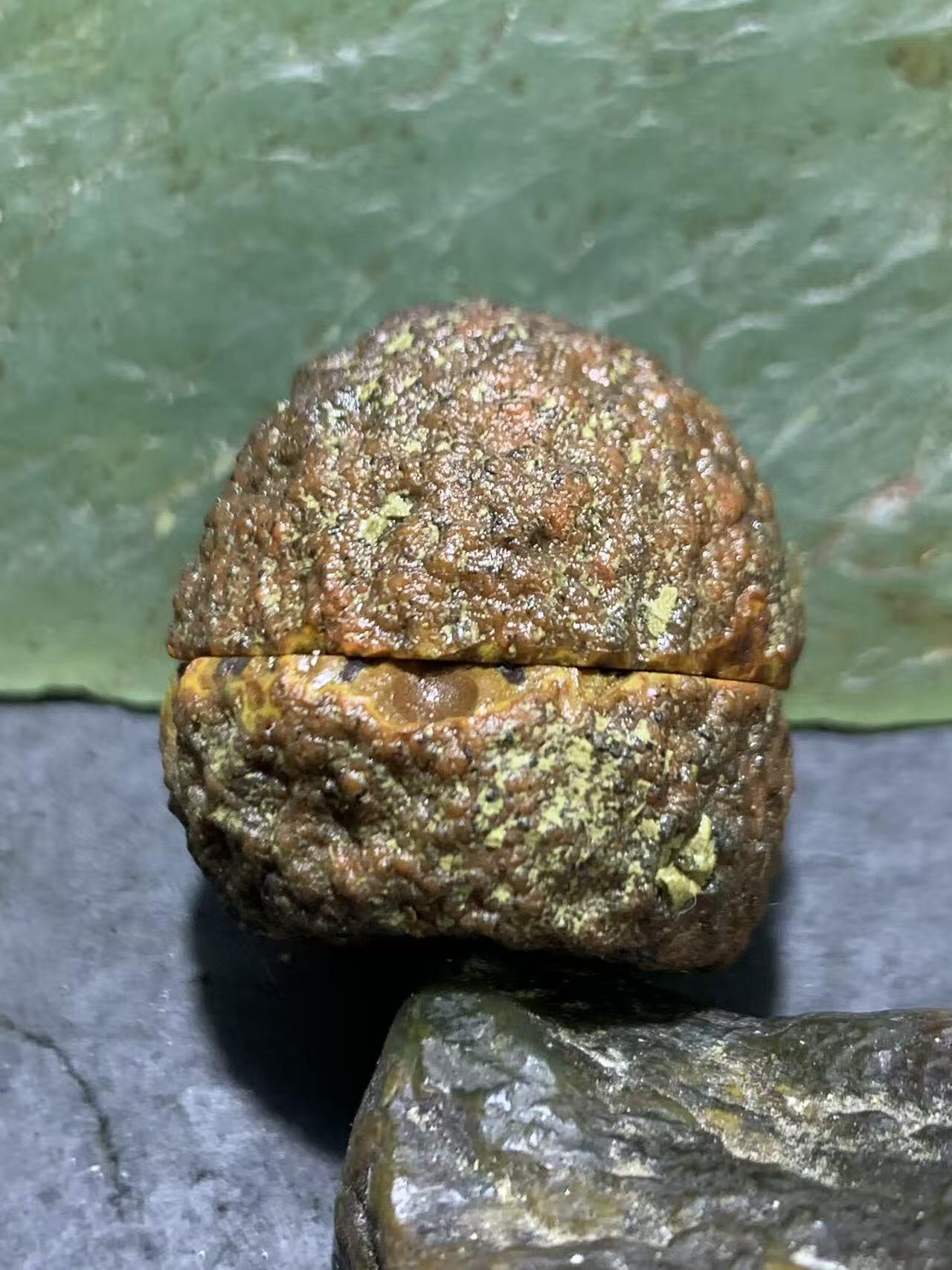 精美亚光原皮冰飘心墨色拉丝料战国红玛瑙对切小原石摆件一对，