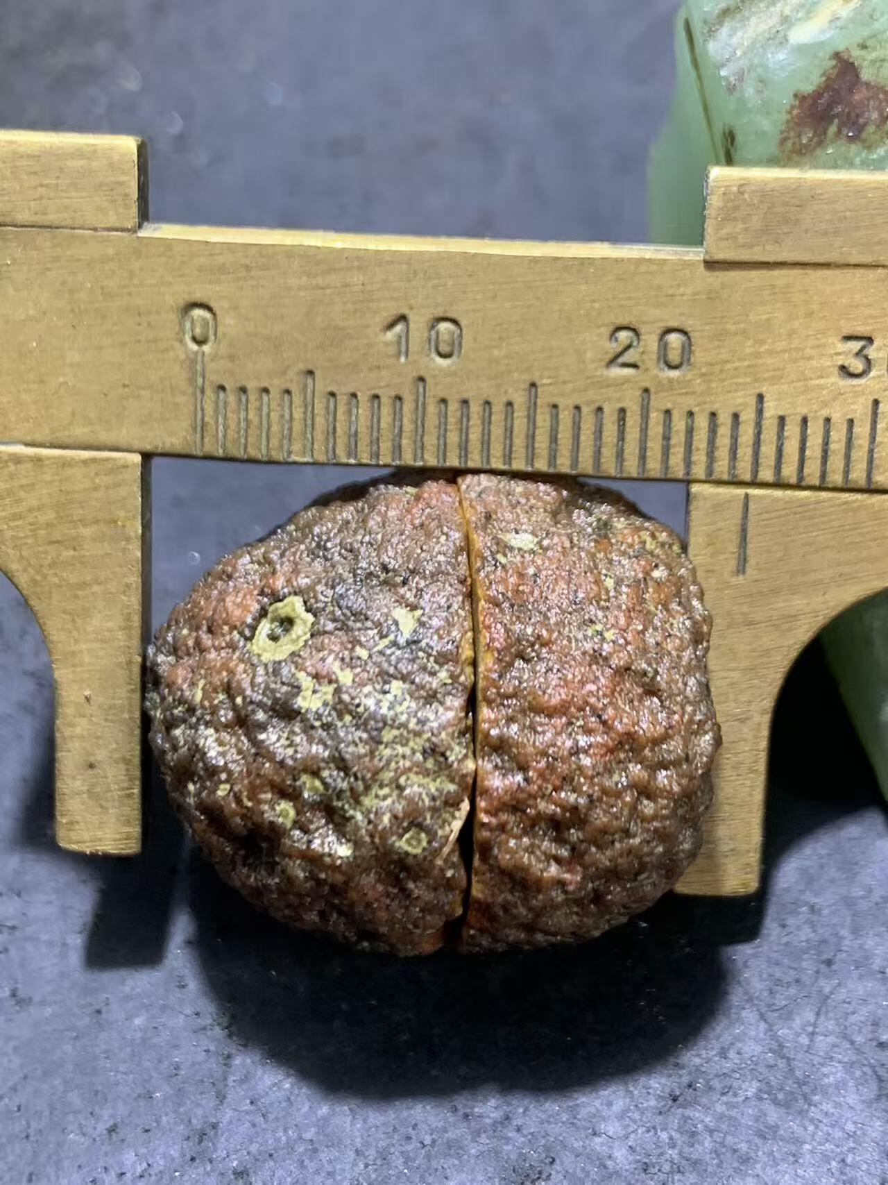 精美亚光原皮冰飘心墨色拉丝料战国红玛瑙对切小原石摆件一对，