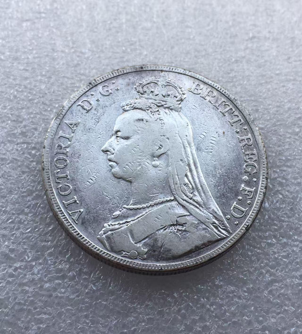 世界钱币专场拍卖 1889年英国维多利亚女王高冠马剑一克朗银币