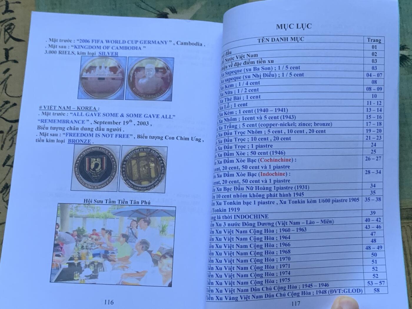 《竞宝斋》第419场 周日，周一，2场连拍 （全场包邮） 越南官方目录4本一套包含硬币纸币和特殊票证 4本总的厚达626页