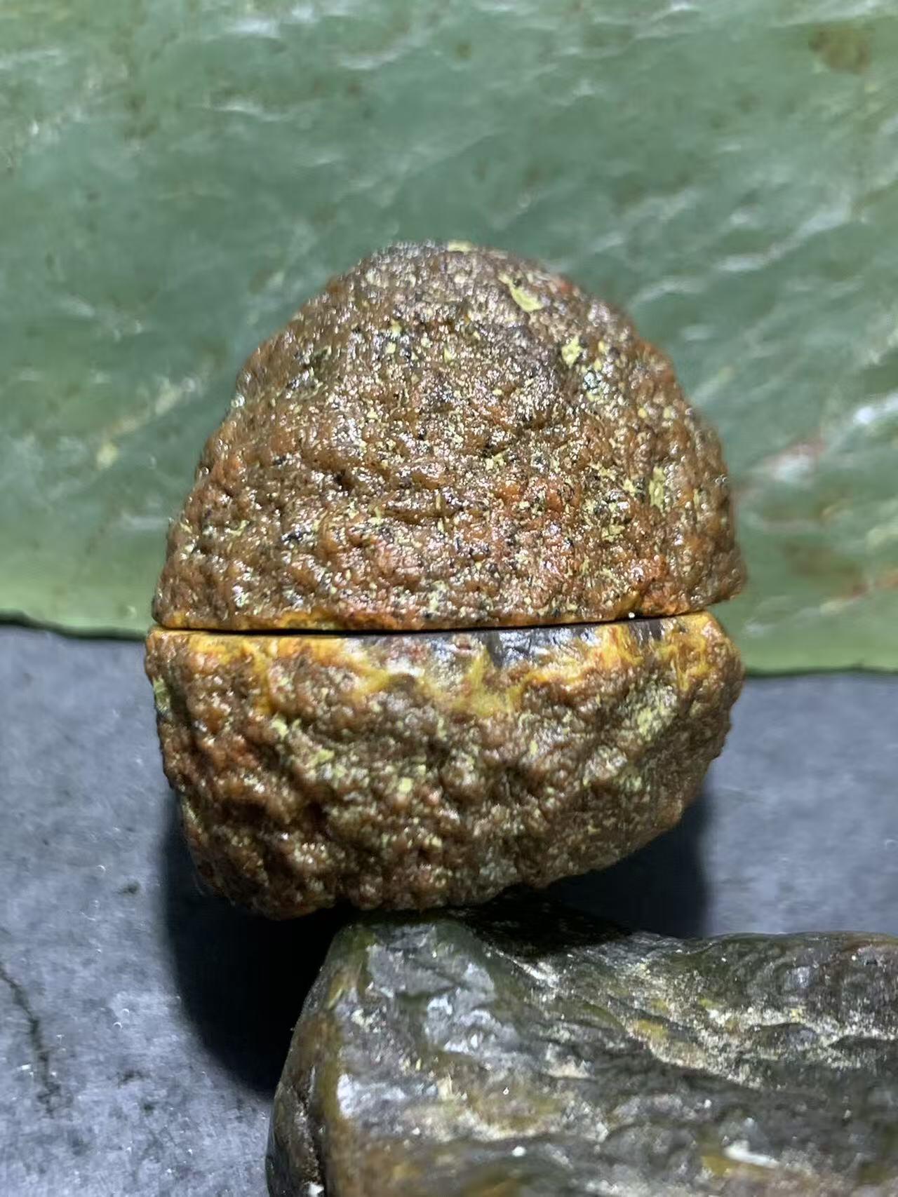 精美亚光原皮冰飘心墨色拉丝料战国红玛瑙对切小原石摆件一对，