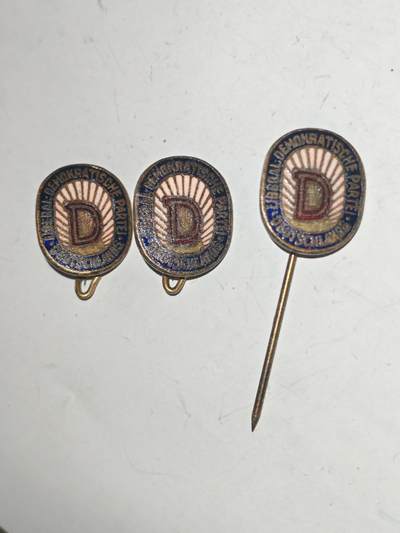 韵星假日拍卖第二十四期 -- Rimey Holidays Auction 24 - 民主德国自由民主党党徽一组 少见党派 非常稀有 不同版本 针 插针