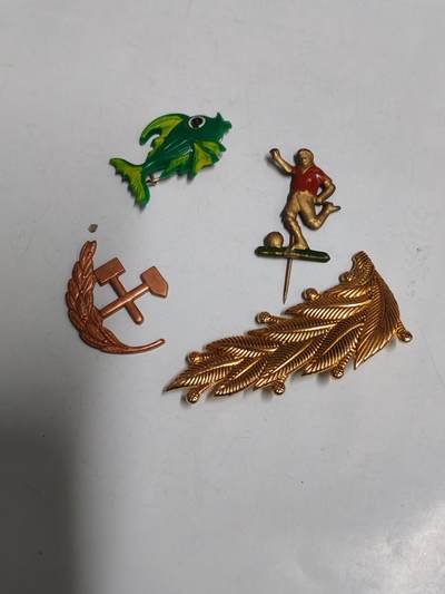 韵星假日拍卖第二十四期 -- Rimey Holidays Auction 24 - 民主德国徽章与别国领章一组