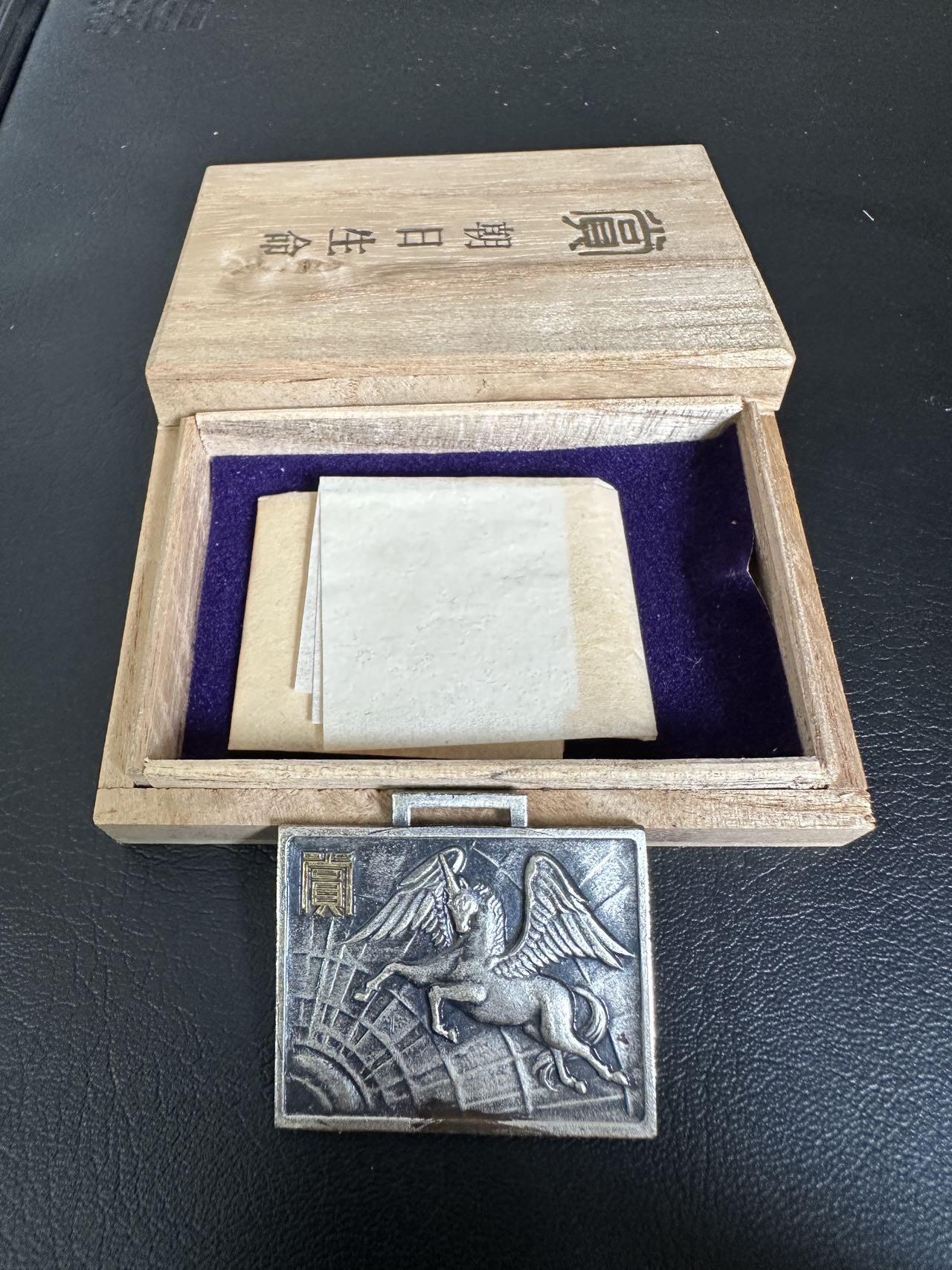 蒂克钱币-第40场 日本徽章 企业章自动拍 每日新闻社 飞马纪念章 原木盒
