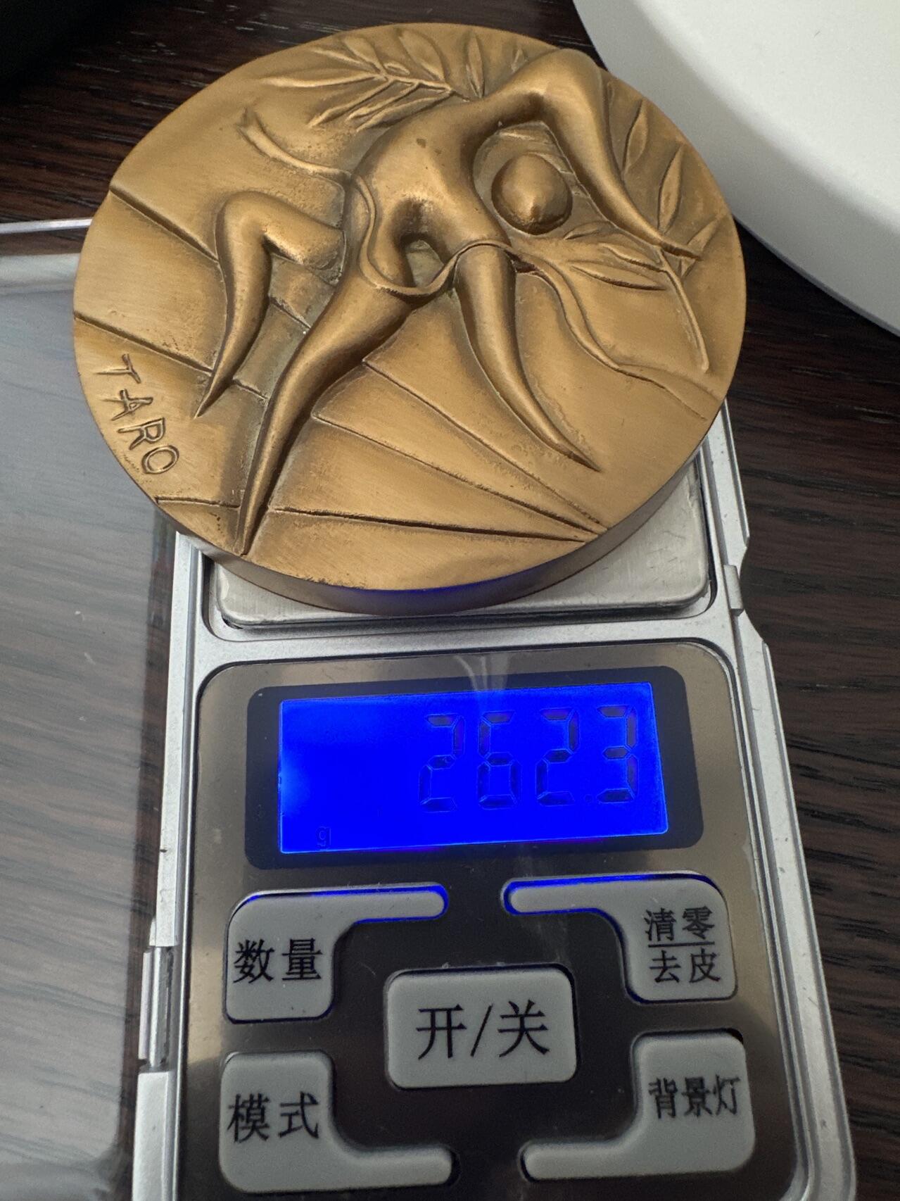 蒂克钱币-第40场 日本徽章 企业章自动拍 1972年 慕尼黑 奥运会 厚重大铜章 70mm 262g. 亚克力盒 可站立