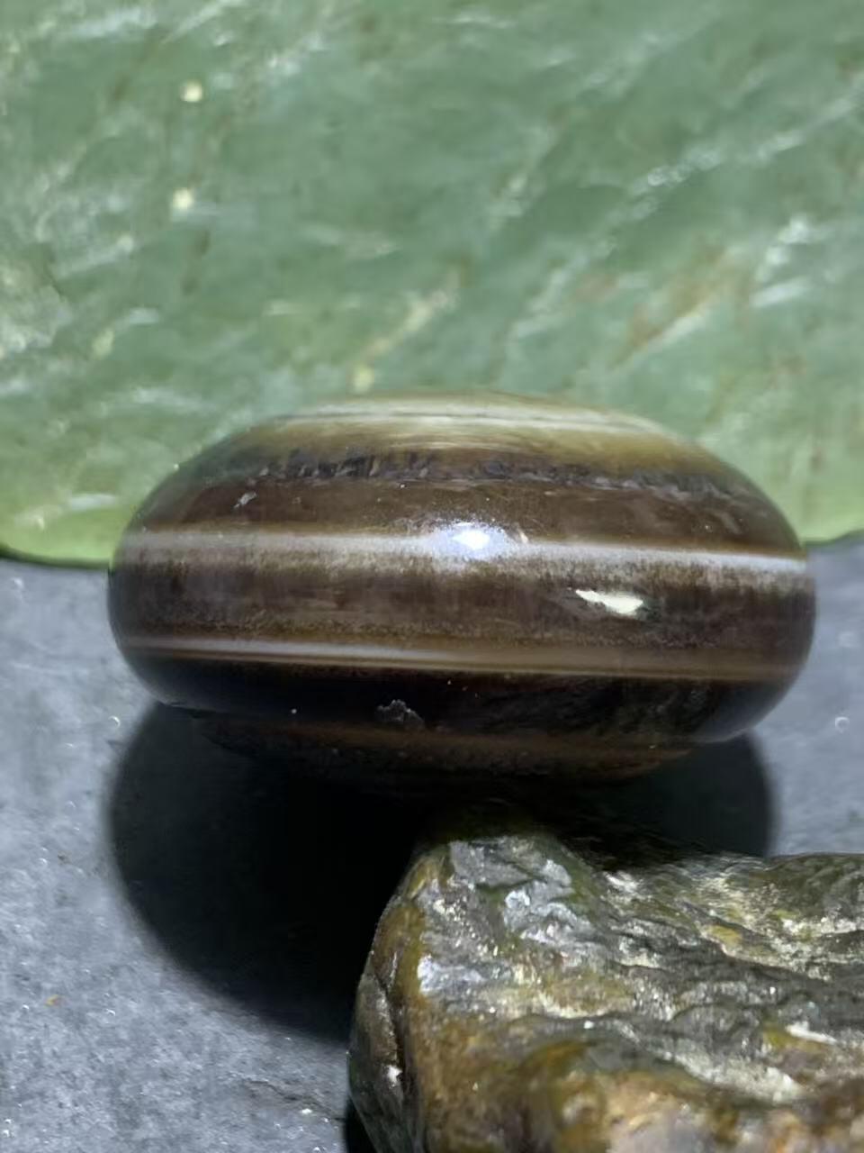 精品药师玛瑙手工雕刻蜗牛板珠（背云）一颗。寓意:扭转乾坤