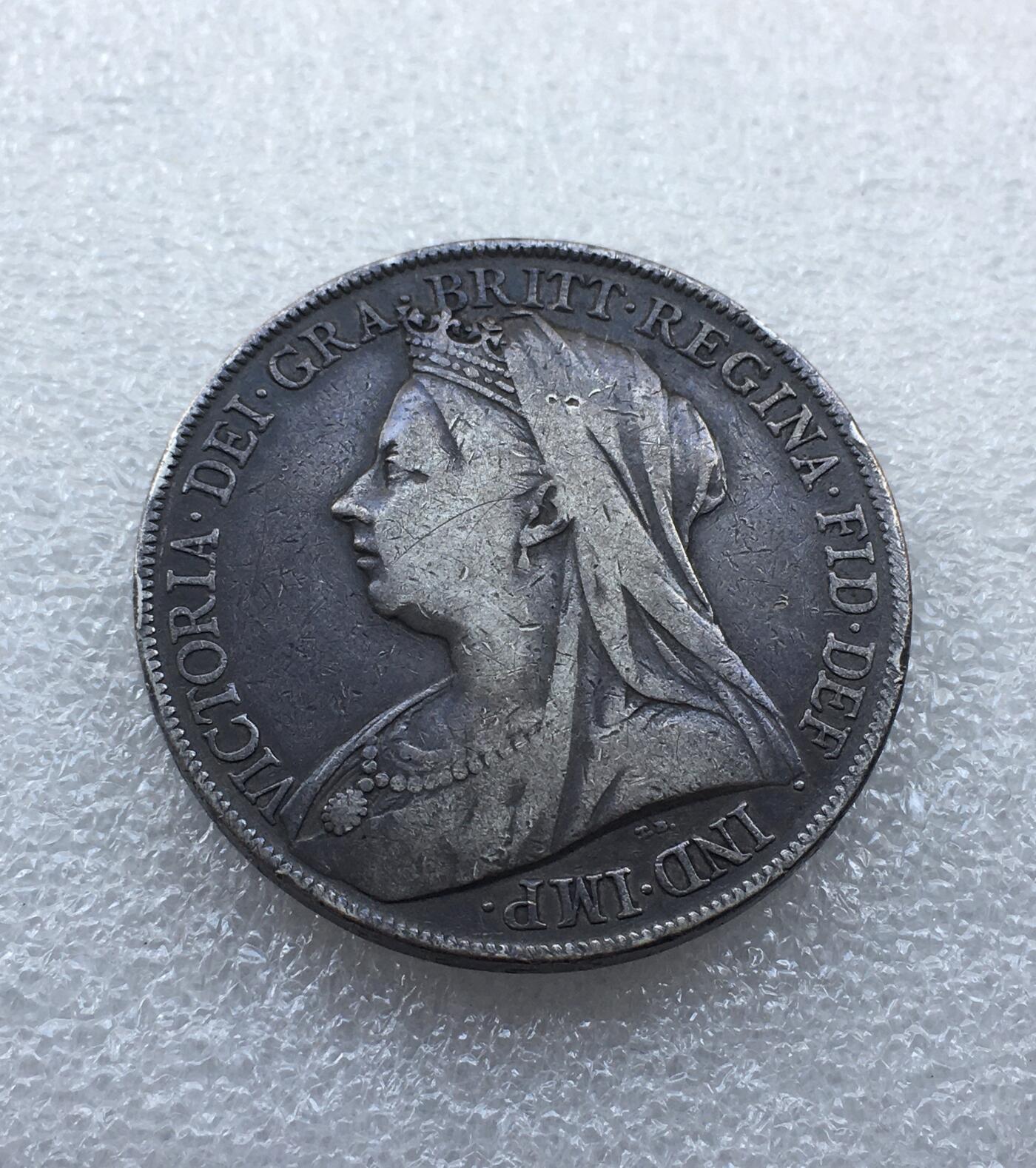世界钱币专场拍卖 1900年英国维多利亚女王披纱马剑一克朗银币 大老黑