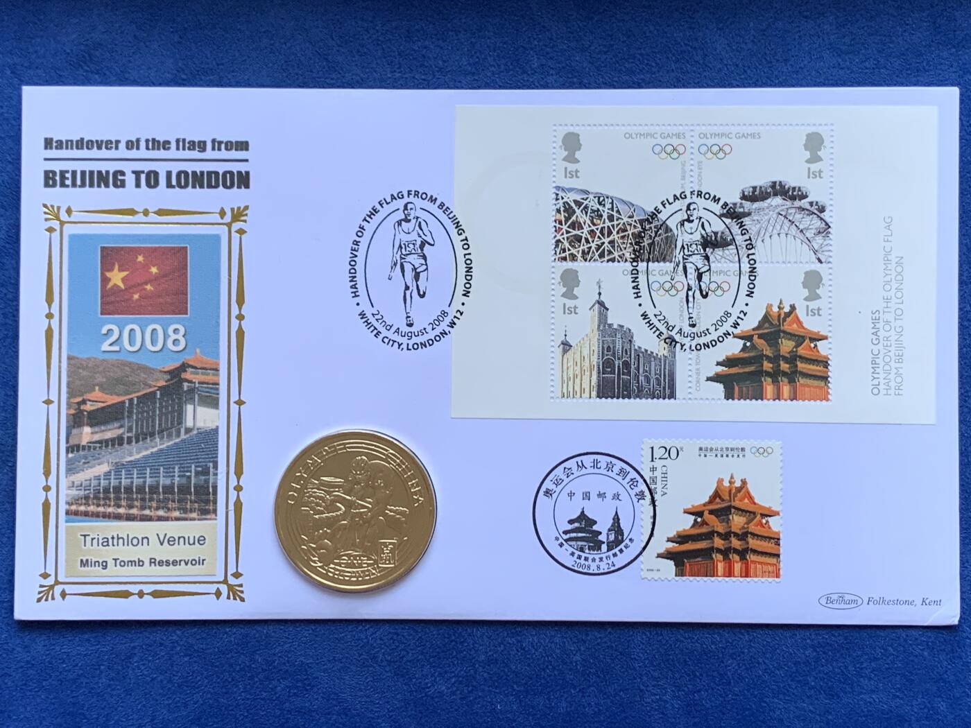 《竞宝斋》第419场 周日，周一，2场连拍 （全场包邮） 中英联合限量发行纪念邮章组合，2008年北京奥运交接，奥运从北京到伦敦。中英双方邮票邮戳，中英同款角楼邮票。镶嵌马恩岛2008鼠年北京奥运镀金纪念克朗型纪念章。左侧丝绸质地明十三陵水库贴画，亦为奥运铁人三项场地。中英合作的黄金岁月，题材设计所有元素完备，极其珍贵有纪念意义。