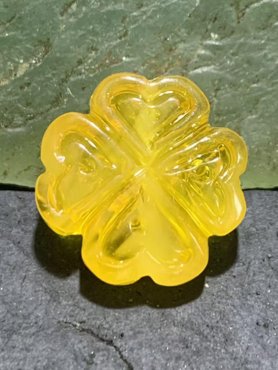 精美天然乌克兰原矿蜜蜡雕刻幸运四叶草背云（板珠，吊坠)一个。，