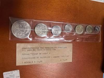 长老汇蛇年精选第四十六场拍卖 1965法国7枚套币，样币FDC原盒，含大力神银币1枚，盒子是1966-67