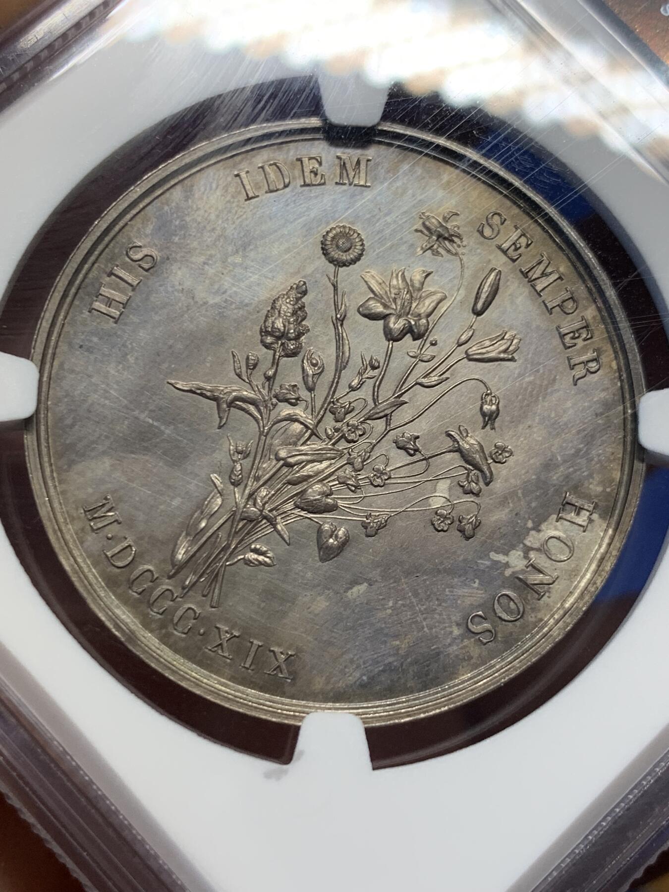 《竞宝斋》第419场 周日，周一，2场连拍 （全场包邮） NGC MS62 法国银质JETON 正面女诗人克莱门·伊索尔 背面图卢兹花卉 两面深彩包浆 状态非常好 手指铭 早期品种