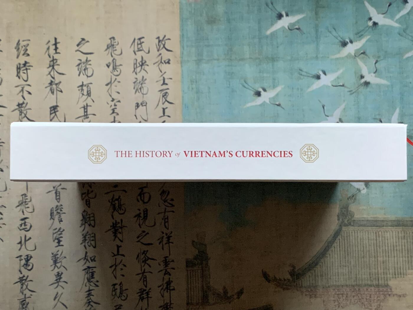 《竞宝斋》第419场 周日，周一，2场连拍 （全场包邮） 精装大开本目录 越南国家银行成立70周年纪念版书籍，英文版，限量发行，是目前官方介绍越南历史货币最权威最详细的书籍，很厚重，铜板纸印刷，质量非常好，有600多页 书重3.45公斤连礼盒重4.3公斤