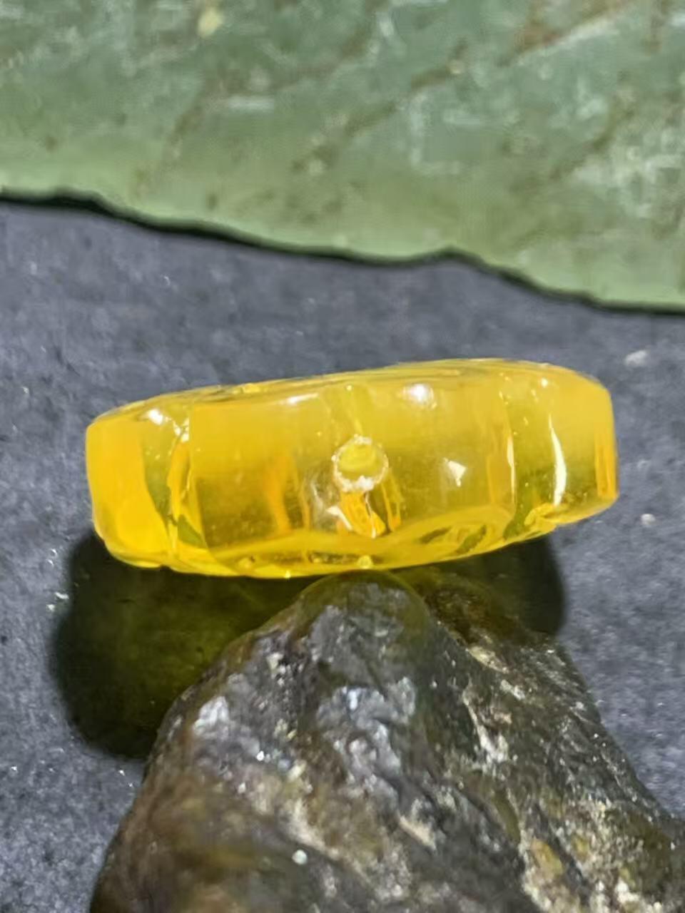 精美天然乌克兰原矿蜜蜡雕刻幸运四叶草背云（板珠，吊坠)一个。，