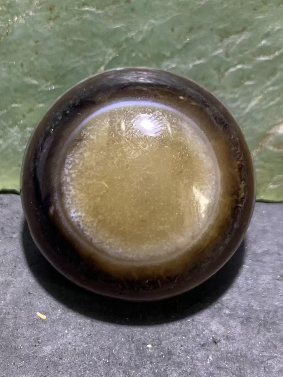 精品药师玛瑙手工雕刻蜗牛板珠（背云）一颗。寓意:扭转乾坤