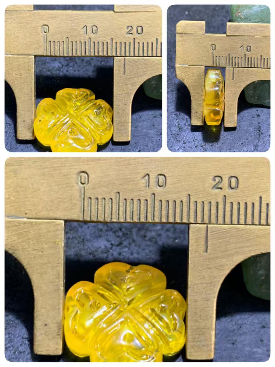 精美天然乌克兰原矿蜜蜡雕刻幸运四叶草背云（板珠，吊坠)一个。，
