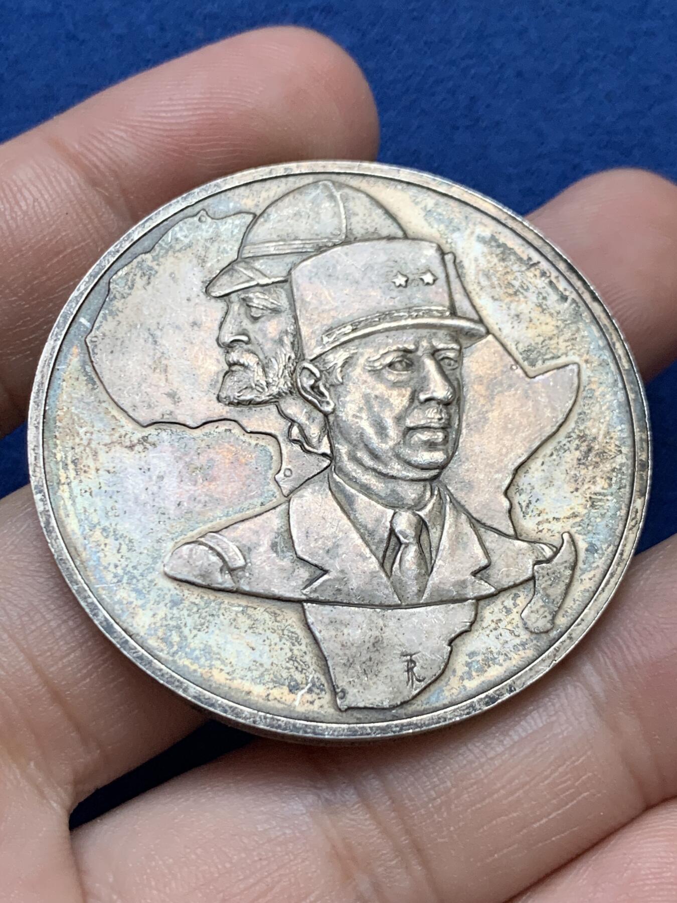 《竞宝斋》第419场 周日，周一，2场连拍 （全场包邮） 1944年非洲解放象征布拉柴维尔戴高乐将军纪念银章 950银 38.8克 44.2mm