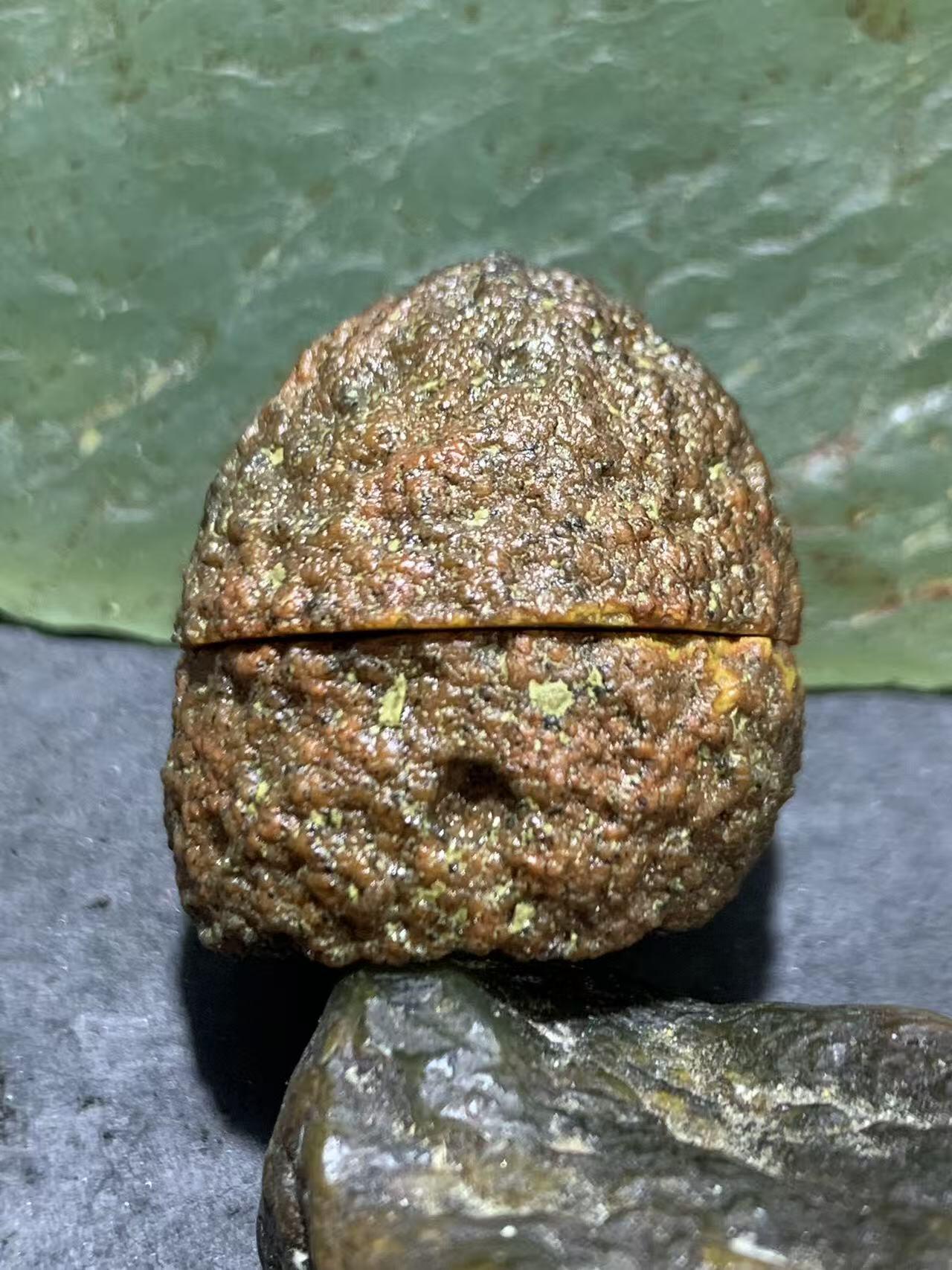 精美亚光原皮冰飘心墨色拉丝料战国红玛瑙对切小原石摆件一对，