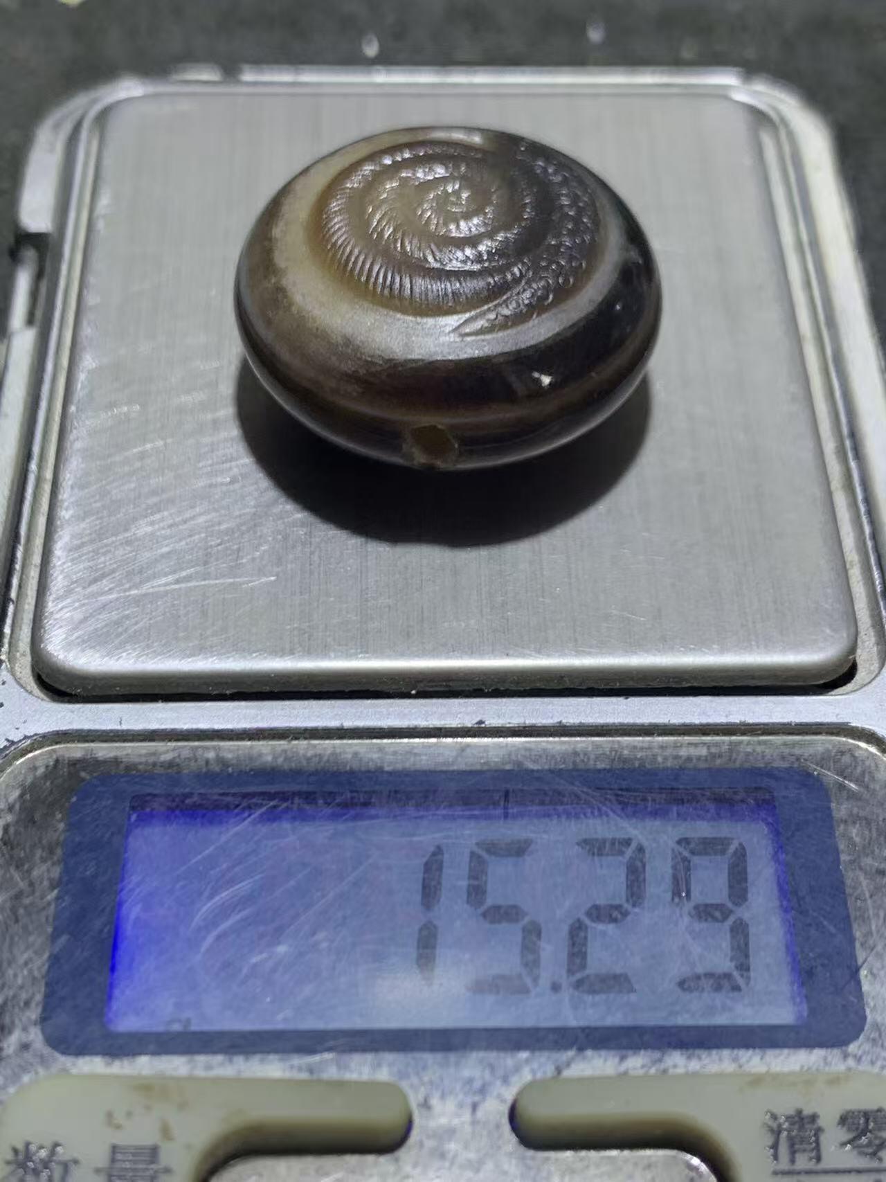 精品药师玛瑙手工雕刻蜗牛板珠（背云）一颗。寓意:扭转乾坤