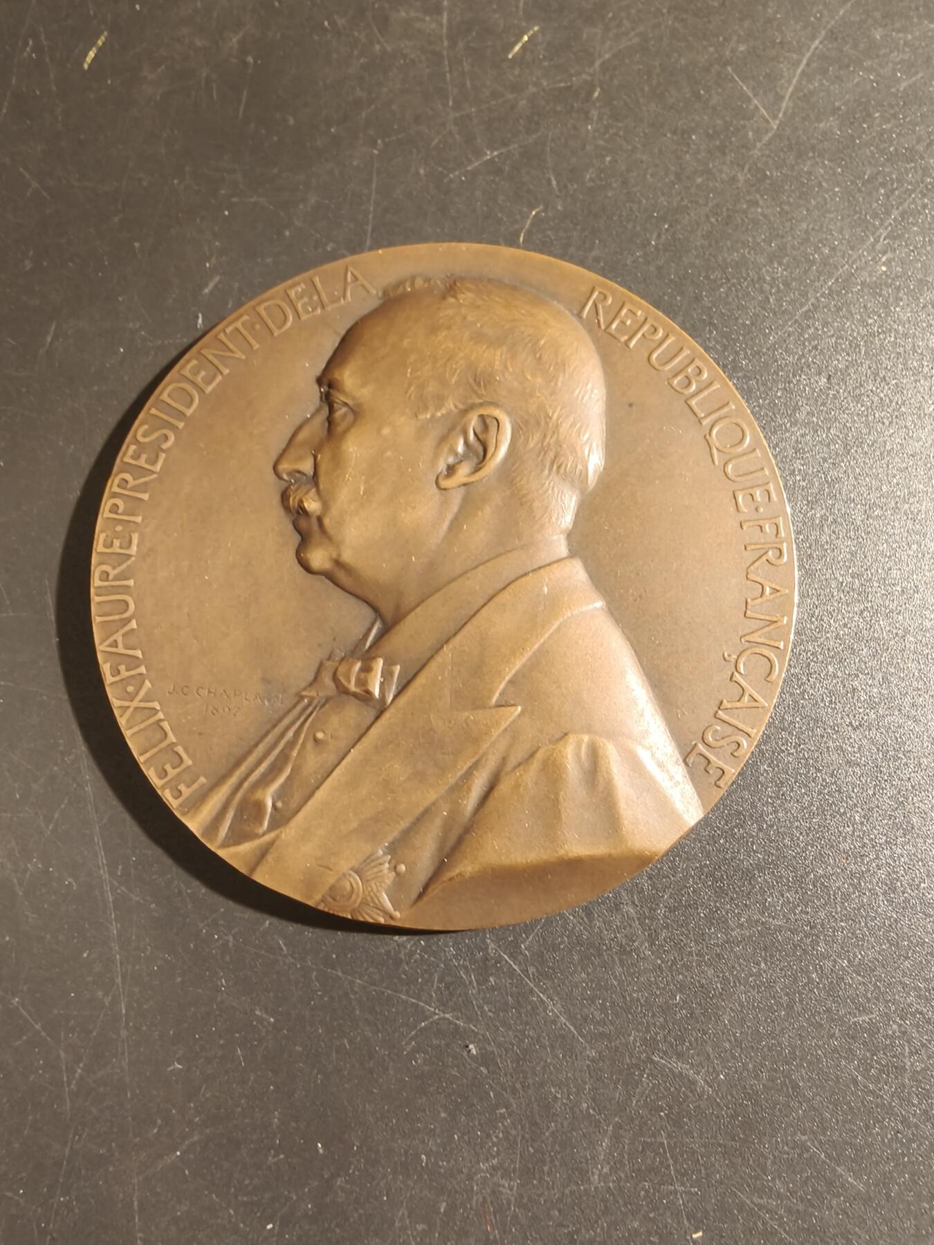 老王徽章第149期 法国1895年国民议会大铜章    大师夏普兰作品    直径68mm   重量123.9g