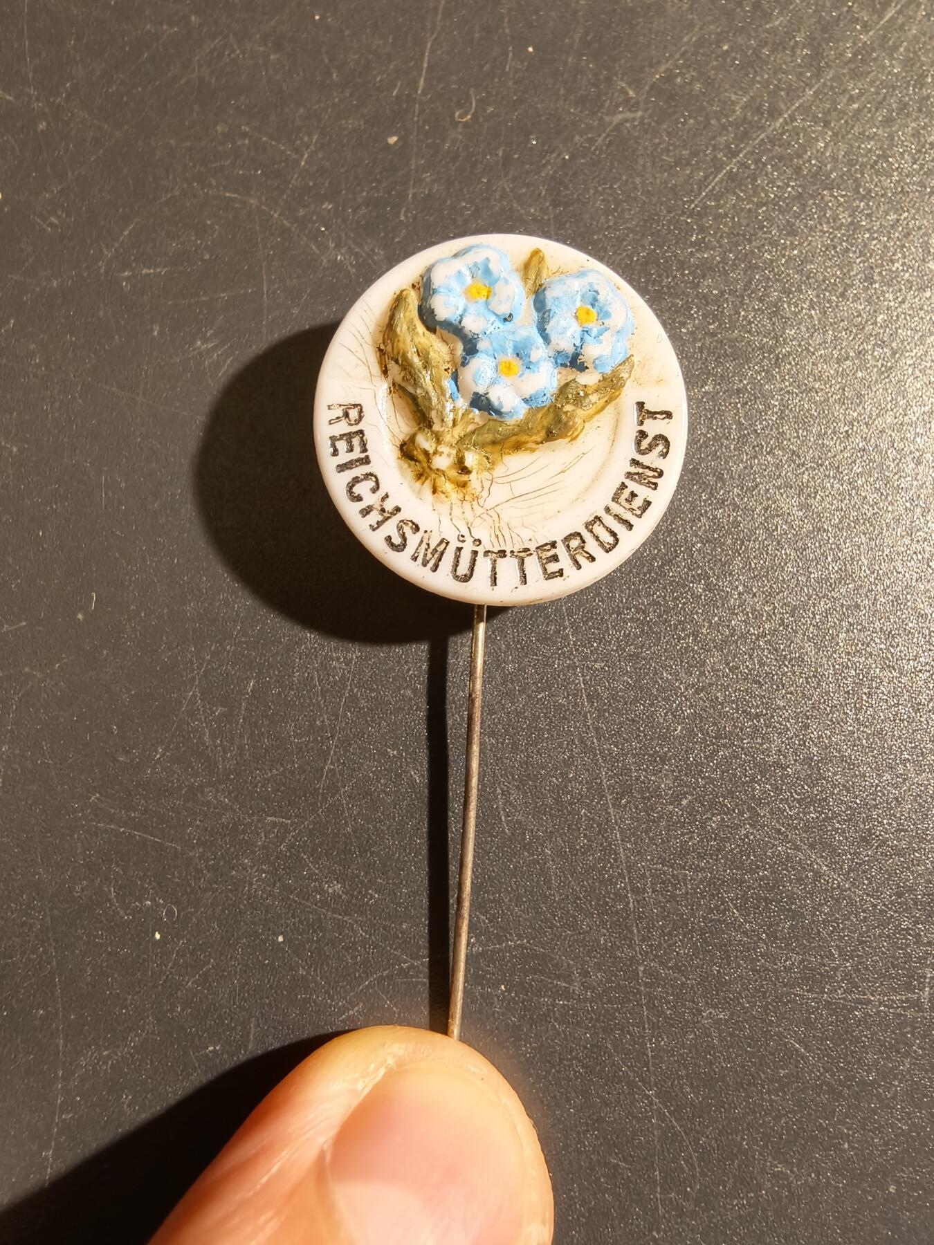 老王徽章第149期                                  德三帝国母亲服务组织针插      这是纳粹德国时期的一个组织，旨在培训女性在家庭和育儿方面的职责，以符合纳粹意识形态。