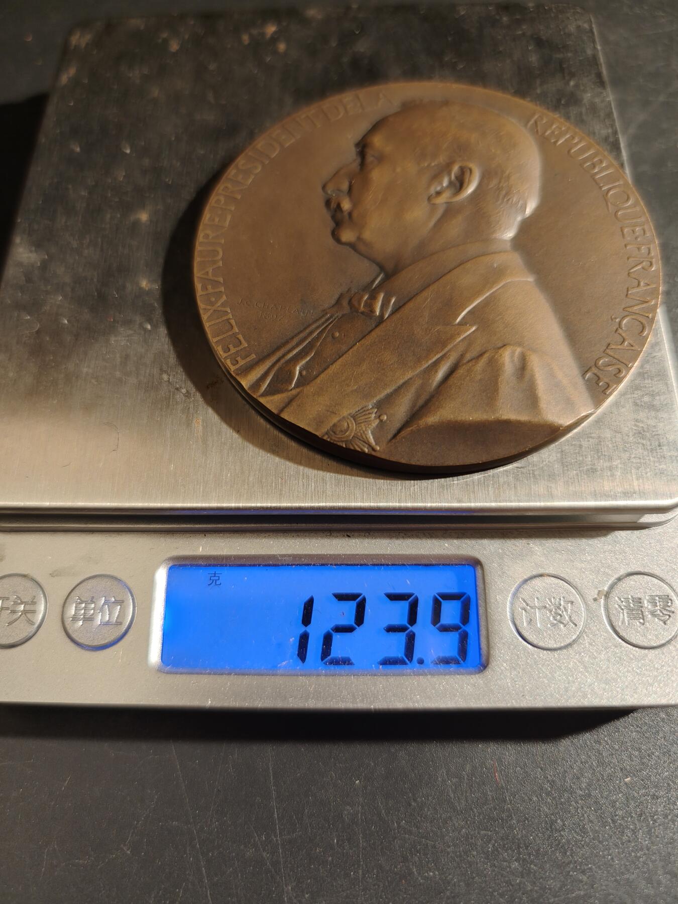 老王徽章第149期 法国1895年国民议会大铜章    大师夏普兰作品    直径68mm   重量123.9g