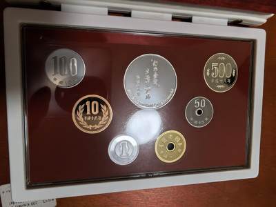 长老汇蛇年精选第四十六场拍卖 2006日本20日元金币6枚套精制币，盒证全，含1枚镀金银章，克书140美金