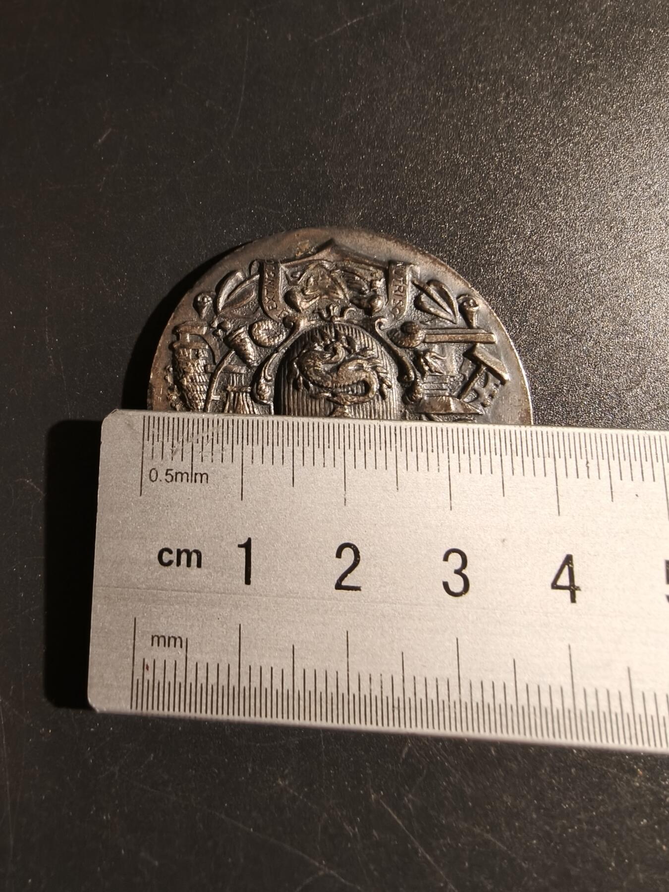 老王徽章第149期 法国塞纳河口市储蓄银行镀银纪念章    直径39mm   重量24.8g