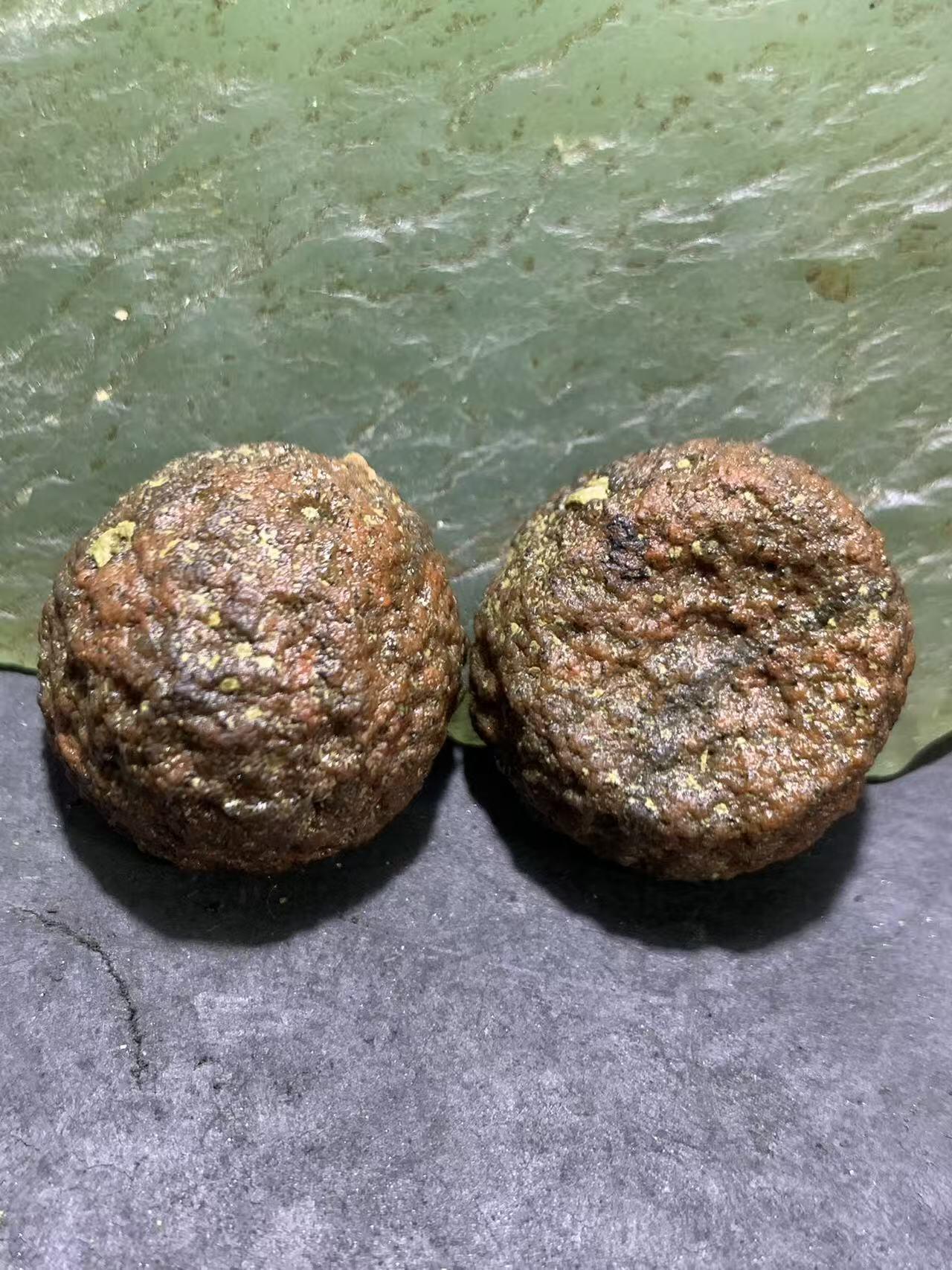 精美亚光原皮冰飘心墨色拉丝料战国红玛瑙对切小原石摆件一对，