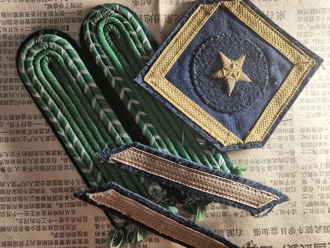 玉仁二期.欢度国庆三中帅比红藏徽章拍场（群内同拍） 【西德】小食桶少尉胸.士肩