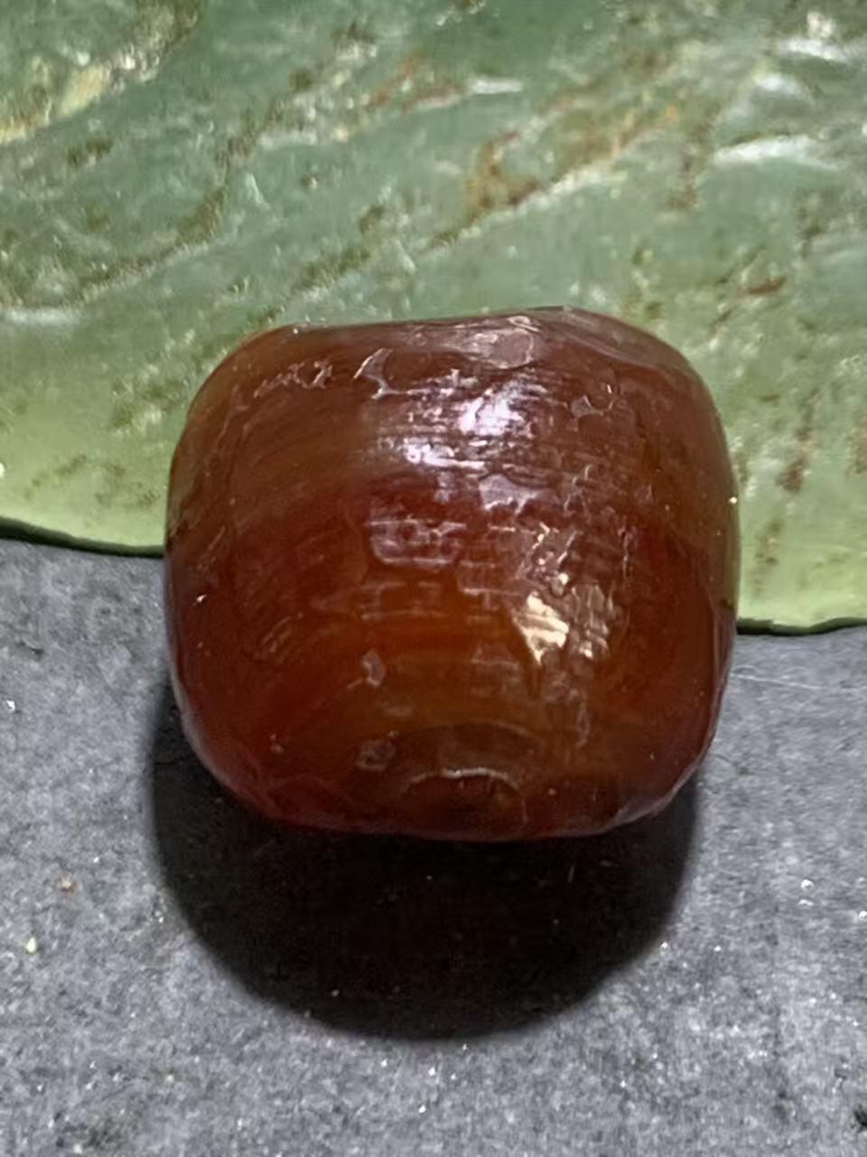 精美高玉化风化纹缠丝玛瑙老形桶珠一颗。