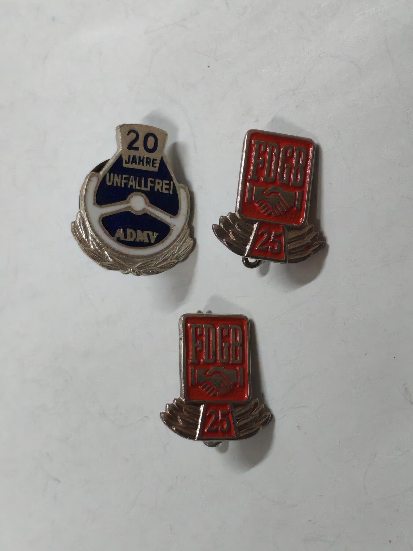 韵星假日拍卖第二十四期 -- Rimey Holidays Auction 24 民主德国徽章一组 极早期交通服务20年证章 工会25年荣誉成员 少见