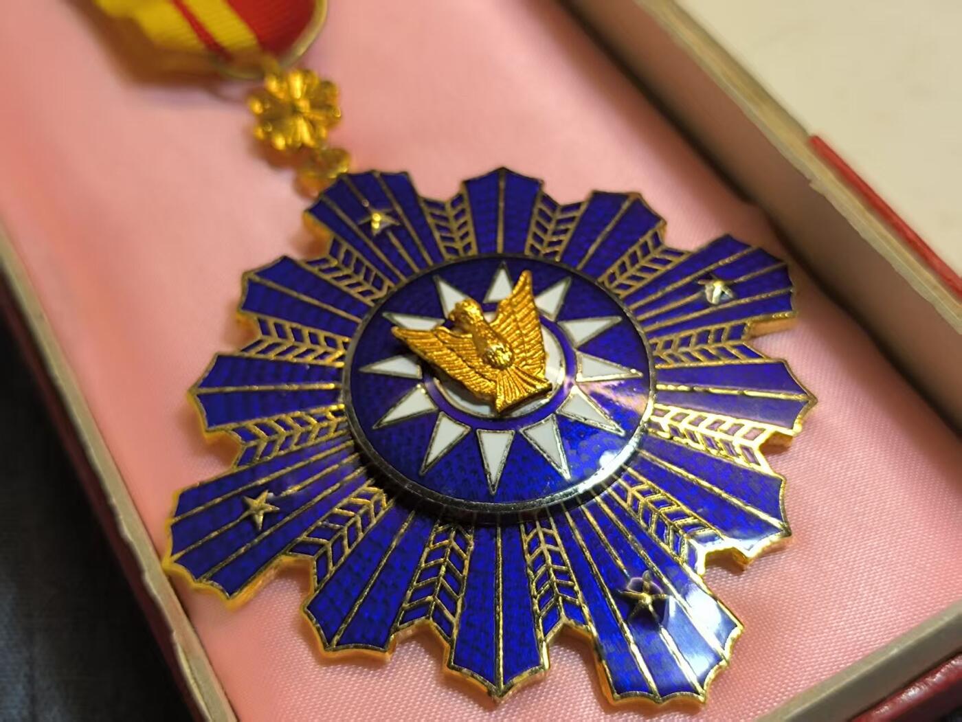 罗岚⭐爱藏⭐精品国庆前瞻专拍-分享拍场赚佣金 中华民国三等三级警察勋章 带盒实发编号 章体品相极佳